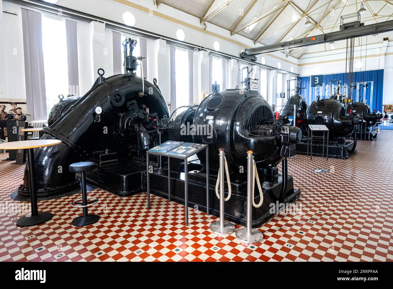 Brema, Germania. 8 settembre 2023. Le pompe nella vecchia stazione di pompaggio. L'edificio può essere visitato il giorno dell'Open Monument Day. La stazione di pompaggio è stata costruita tra il 1913 e il 1915 e utilizzata per lo smaltimento delle acque reflue. Durante il giorno dell'Open Monument Day, i visitatori potranno scoprire i vecchi edifici che sono spesso inaccessibili. Nella bassa Sassonia e a Brema, quest'anno partecipano più di 500 monumenti. Crediti: Sina Schuldt/dpa/Alamy Live News Foto Stock