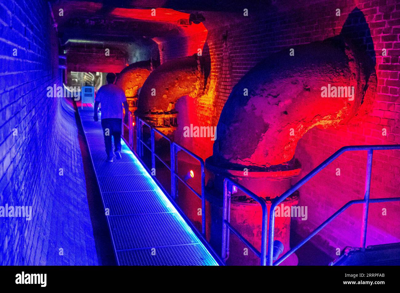 Brema, Germania. 8 settembre 2023. Le pompe nella vecchia stazione di pompaggio. L'edificio può essere visitato il giorno dell'Open Monument Day. La stazione di pompaggio è stata costruita tra il 1913 e il 1915 e utilizzata per lo smaltimento delle acque reflue. Durante il giorno dell'Open Monument Day, i visitatori potranno scoprire i vecchi edifici che sono spesso inaccessibili. Nella bassa Sassonia e a Brema, quest'anno partecipano più di 500 monumenti. Crediti: Sina Schuldt/dpa/Alamy Live News Foto Stock