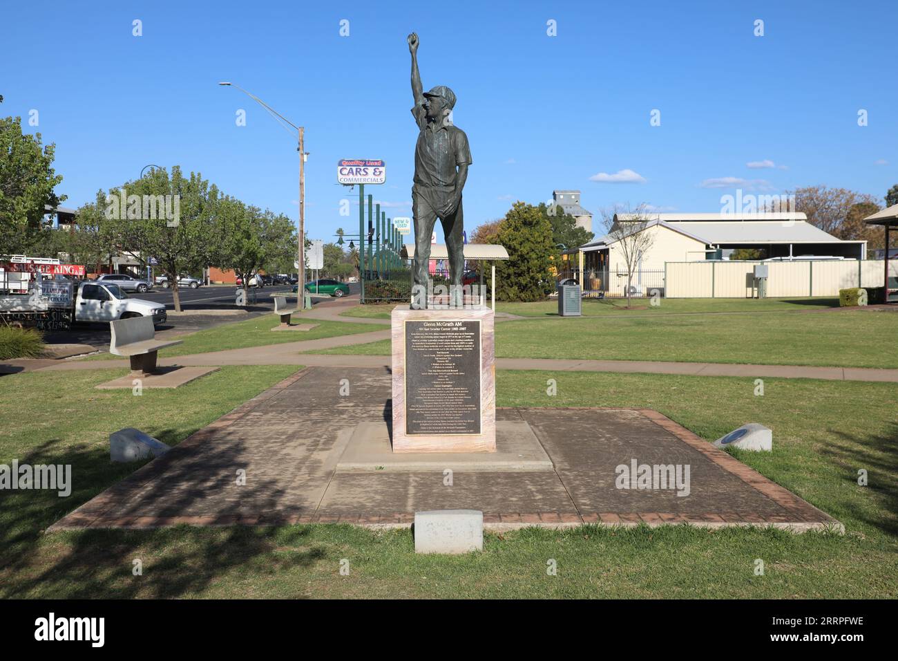 Statua di Glenn McGrath (2009 statua dell'artista Brett 'Mon' Garling) a Tom Perry Park, Narromine, nuovo Galles del Sud, Australia Foto Stock