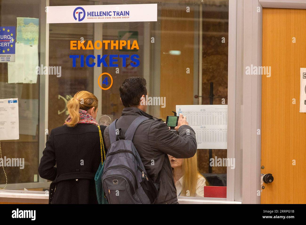 230322 -- ATENE, 22 marzo 2023 -- un paio acquista i biglietti alla stazione centrale di Atene, Grecia, il 22 marzo 2023. I treni passeggeri e merci hanno gradualmente ripreso il servizio in Grecia mercoledì, tre settimane dopo un incidente nel centro del paese che ha causato 57 morti. GRECIA-ATENE-SERVIZI FERROVIARI-RIPRESA MariosxLolos PUBLICATIONxNOTxINxCHN Foto Stock