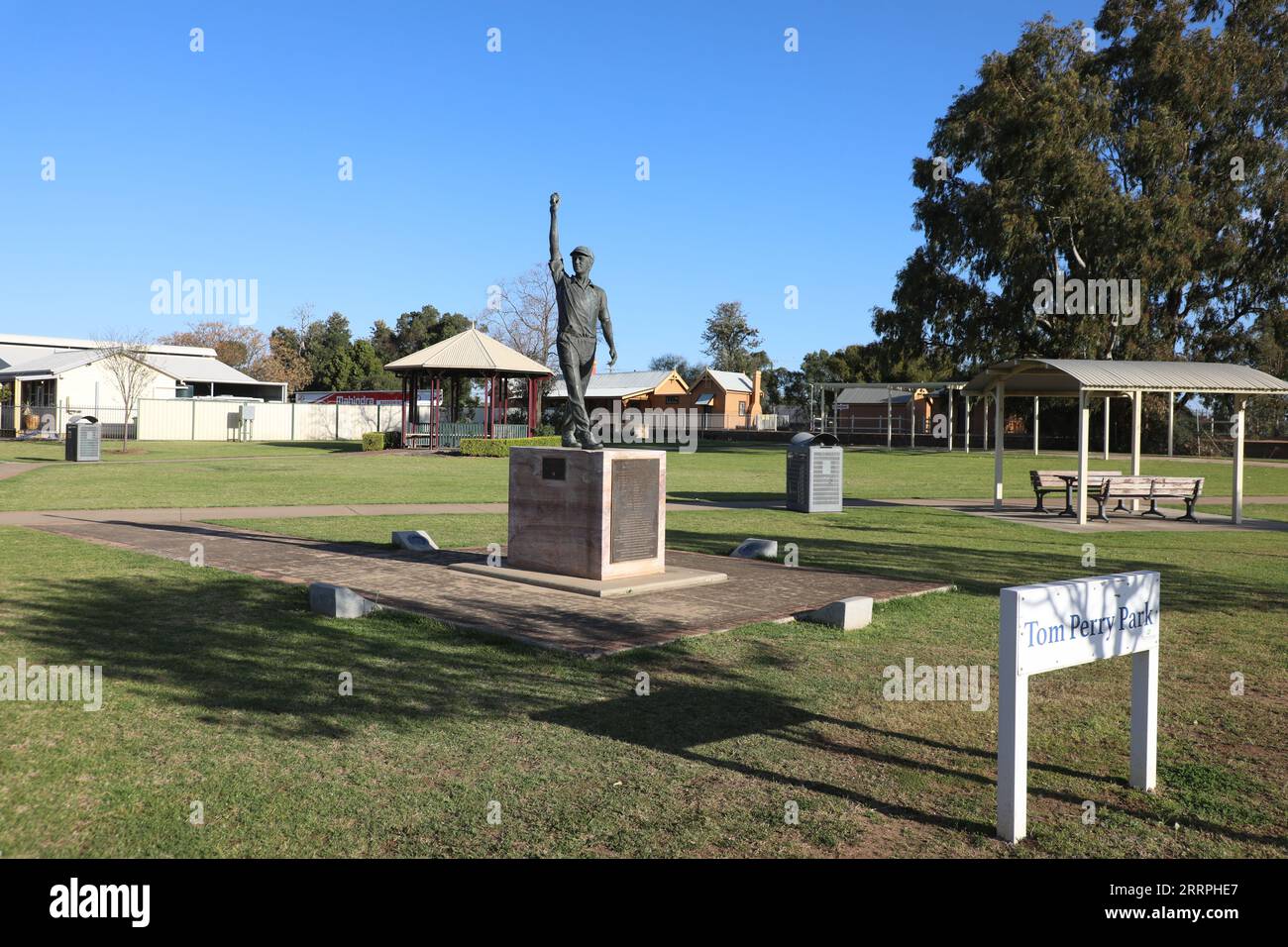Statua di Glenn McGrath (2009 statua dell'artista Brett 'Mon' Garling) a Tom Perry Park, Narromine, nuovo Galles del Sud, Australia Foto Stock