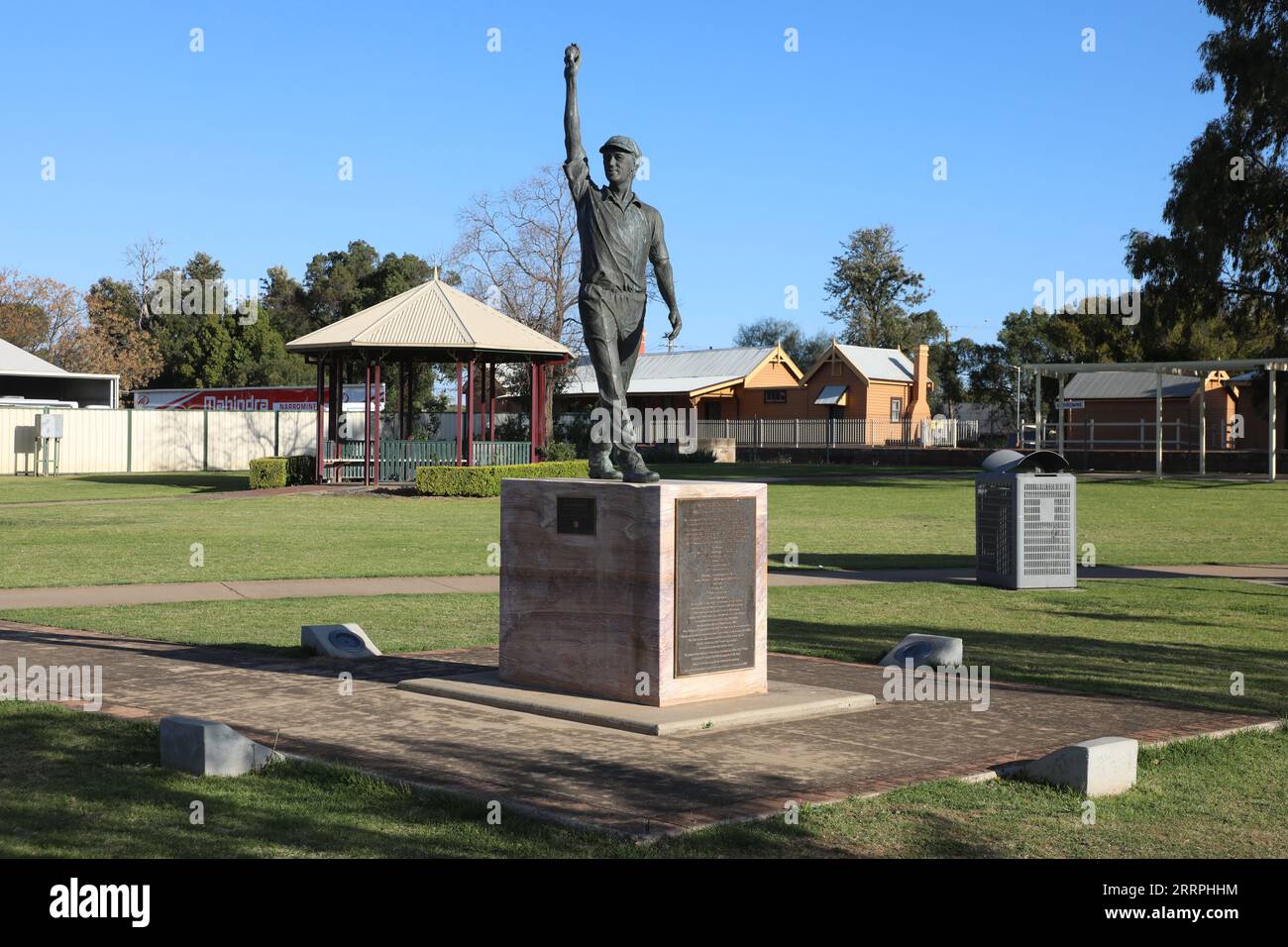 Statua di Glenn McGrath (2009 statua dell'artista Brett 'Mon' Garling) a Tom Perry Park, Narromine, nuovo Galles del Sud, Australia Foto Stock