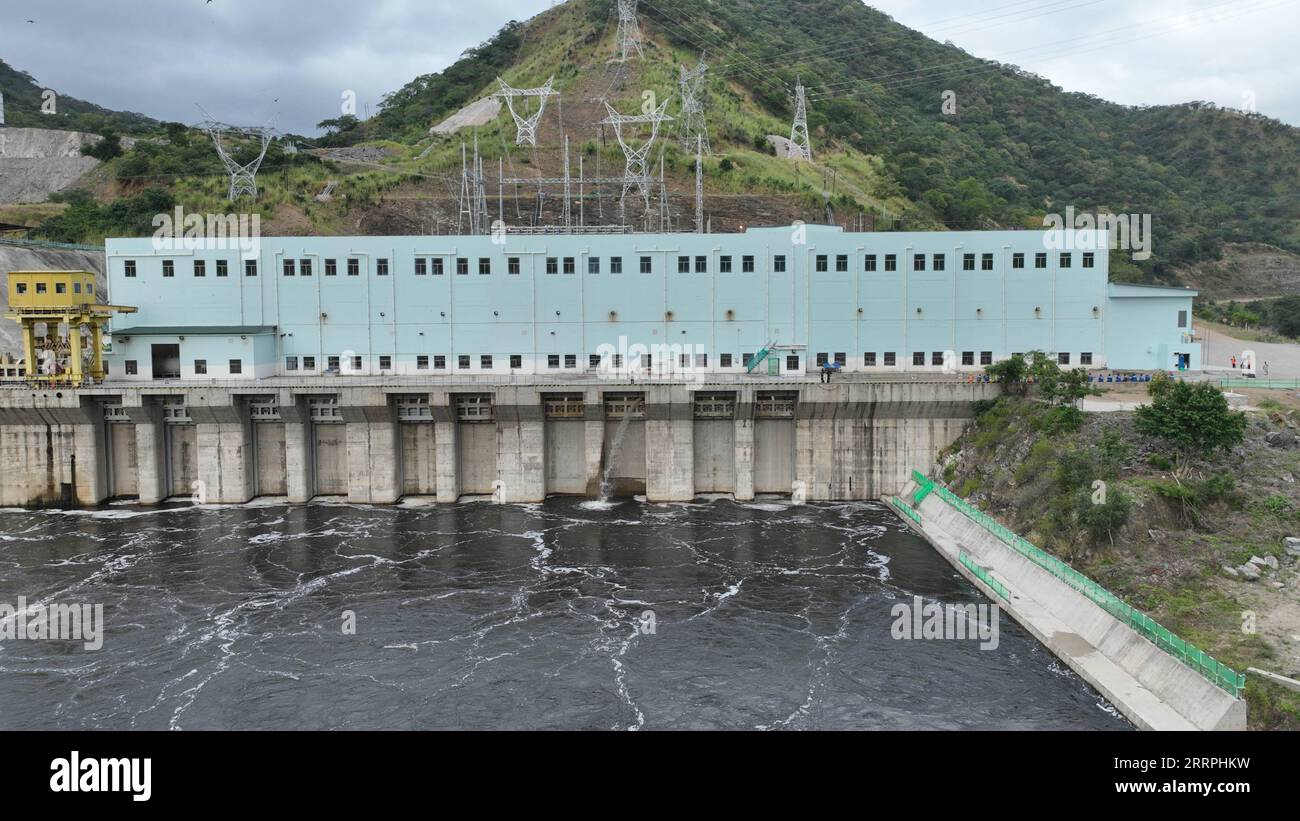 230326 -- PROVINCIA MERIDIONALE, 26 marzo 2023 -- questa foto aerea scattata il 23 marzo 2023 mostra la stazione idroelettrica inferiore della gola di Kafue nella provincia meridionale dello Zambia. Il presidente dello Zambia Hakainde Hichilema ha ufficialmente commissionato una centrale idroelettrica di costruzione cinese, a seguito dell'accensione del quinto generatore dell'impianto venerdì. I cinque generatori della stazione idroelettrica inferiore della gola di Kafue, costruiti dalla società cinese Sinohydro Corporation Limited, aggiunsero un totale di 750 megawatt alla rete nazionale del paese. PER ANDARE CON lo Zambia commissiona centrali idroelettriche di costruzione cinese per affrontare il de di energia Foto Stock