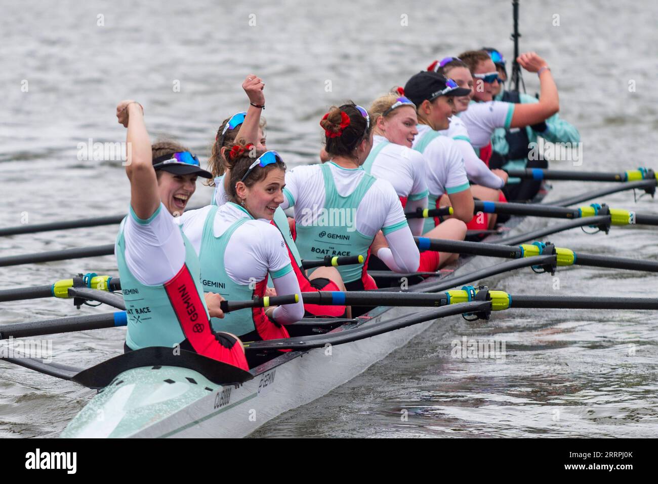 230327 -- LONDRA, 27 marzo 2023 -- l'equipaggio femminile dell'Università di Cambridge festeggia dopo aver vinto la gara di motoscafi femminile tra l'Università di Oxford e l'Università di Cambridge sul Tamigi a Londra, 26 marzo 2023. Foto di /Xinhua SPBRITAIN-LONDON-BOAT RACE-OXFORD UNIVERSITY VS CAMBRIDGE UNIVERSITY StephenxChung PUBLICATIONxNOTxINxCHN Foto Stock