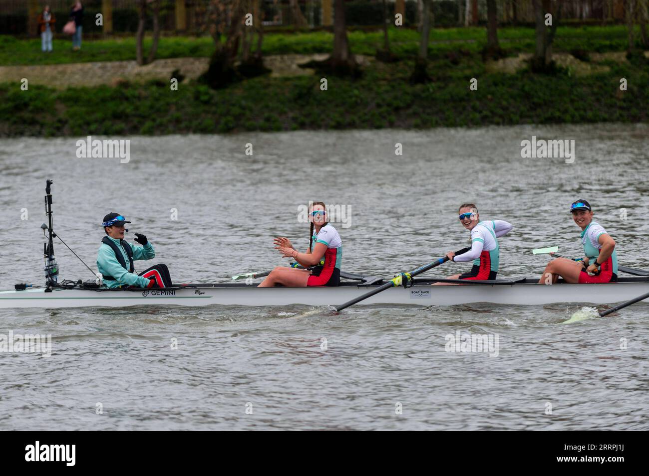 230327 -- LONDRA, 27 marzo 2023 -- l'equipaggio femminile dell'Università di Cambridge festeggia dopo aver vinto la gara di motoscafi femminile tra l'Università di Oxford e l'Università di Cambridge sul Tamigi a Londra, 26 marzo 2023. Foto di /Xinhua SPBRITAIN-LONDON-BOAT RACE-OXFORD UNIVERSITY VS CAMBRIDGE UNIVERSITY StephenxChung PUBLICATIONxNOTxINxCHN Foto Stock
