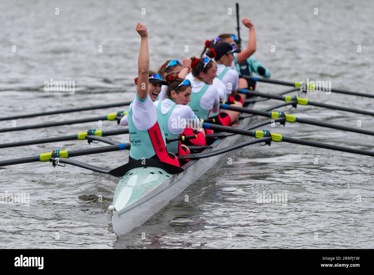 230327 -- LONDRA, 27 marzo 2023 -- l'equipaggio femminile dell'Università di Cambridge festeggia dopo aver vinto la gara di motoscafi femminile tra l'Università di Oxford e l'Università di Cambridge sul Tamigi a Londra, 26 marzo 2023. Foto di /Xinhua SPBRITAIN-LONDON-BOAT RACE-OXFORD UNIVERSITY VS CAMBRIDGE UNIVERSITY StephenxChung PUBLICATIONxNOTxINxCHN Foto Stock