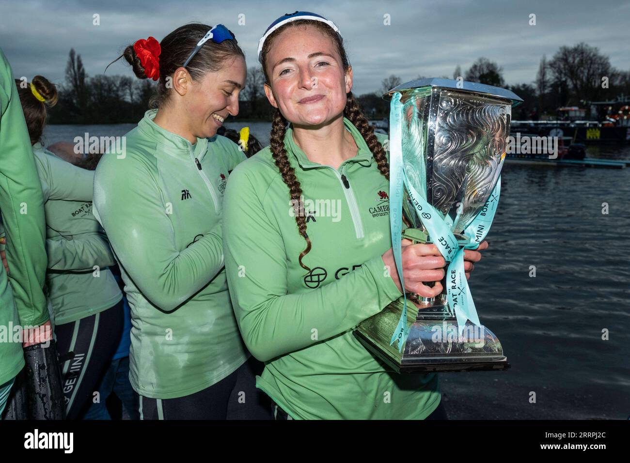 230327 -- LONDRA, 27 marzo 2023 -- l'equipaggio femminile dell'Università di Cambridge festeggia dopo aver vinto la gara di motoscafi femminile tra l'Università di Oxford e l'Università di Cambridge sul Tamigi a Londra, 26 marzo 2023. Foto di /Xinhua SPBRITAIN-LONDON-BOAT RACE-OXFORD UNIVERSITY VS CAMBRIDGE UNIVERSITY StephenxChung PUBLICATIONxNOTxINxCHN Foto Stock