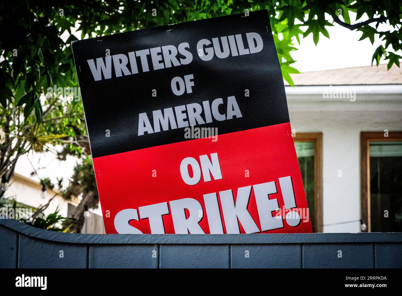 Cartello Supporting Writers Guild of America Screen Writers Strike a Venice Beach, California, USA. La gilda rappresenta 11.500 sceneggiatori in sciopero. Foto Stock