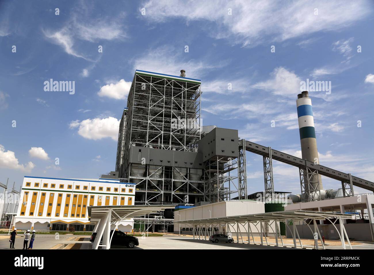 230401 -- THARPARKAR, 1 aprile 2023 -- questa foto scattata il 21 marzo 2023 mostra la vista di un impianto di caldaia presso il progetto Thar Coal Block-i Coal Electricity Integration nella provincia di Sindh, Pakistan. Il progetto Thar Coal Block-i Coal Electricity Integration, un progetto di cooperazione energetica nell'ambito del corridoio economico Cina-Pakistan CPEC, è stato recentemente inaugurato formalmente dal primo ministro pakistano Shahbaz Sharif dopo che è stato ufficialmente messo in funzione all'inizio di febbraio. Ha la capacità di soddisfare la domanda di elettricità di 4 milioni di famiglie in Pakistan. A G Foto Stock