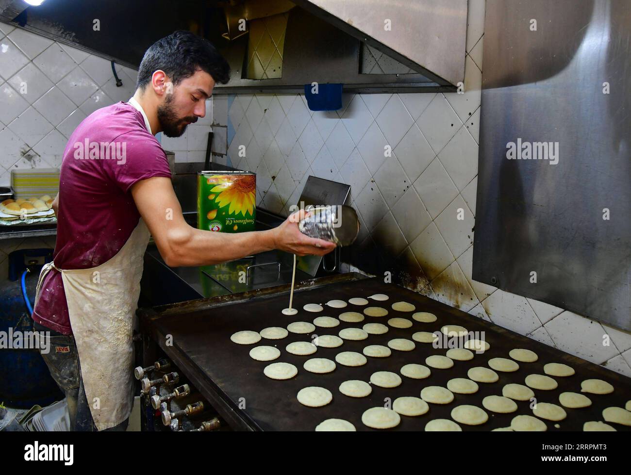 230403 -- DAMASCO, 3 aprile 2023 -- Uno chef produce dolci tradizionali noti come Qatayef durante il mese sacro del Ramadan a Damasco, Siria, il 2 aprile 2023. Foto di /Xinhua SYRIA-DAMASCO-RAMADAN-SWEET-QATAYEF AmmarxSafarjalani PUBLICATIONxNOTxINxCHN Foto Stock