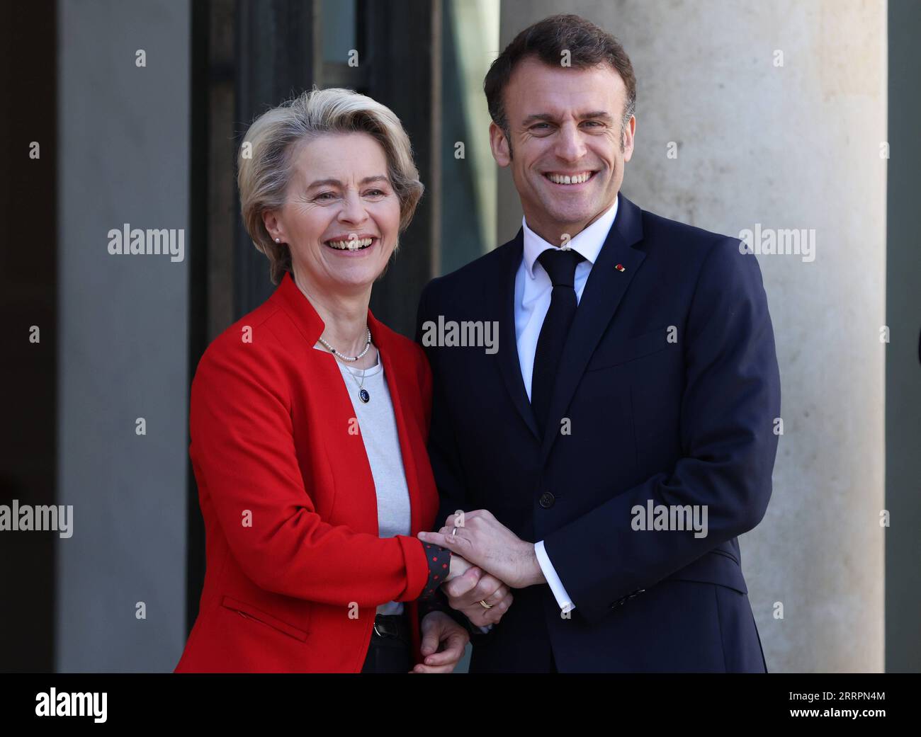 230403 -- PARIGI, 3 aprile 2023 -- il presidente francese Emmanuel Macron R dà il benvenuto in visita alla presidente della Commissione europea Ursula von der Leyen all'Elysee Palace di Parigi, in Francia, 3 aprile 2023. FRANCE-PARIS-MACRON-EUROPEAN COMMISSION-VON DER LEYEN-VISIT GAOXJING PUBLICATIONXNOTXINXCHN Foto Stock