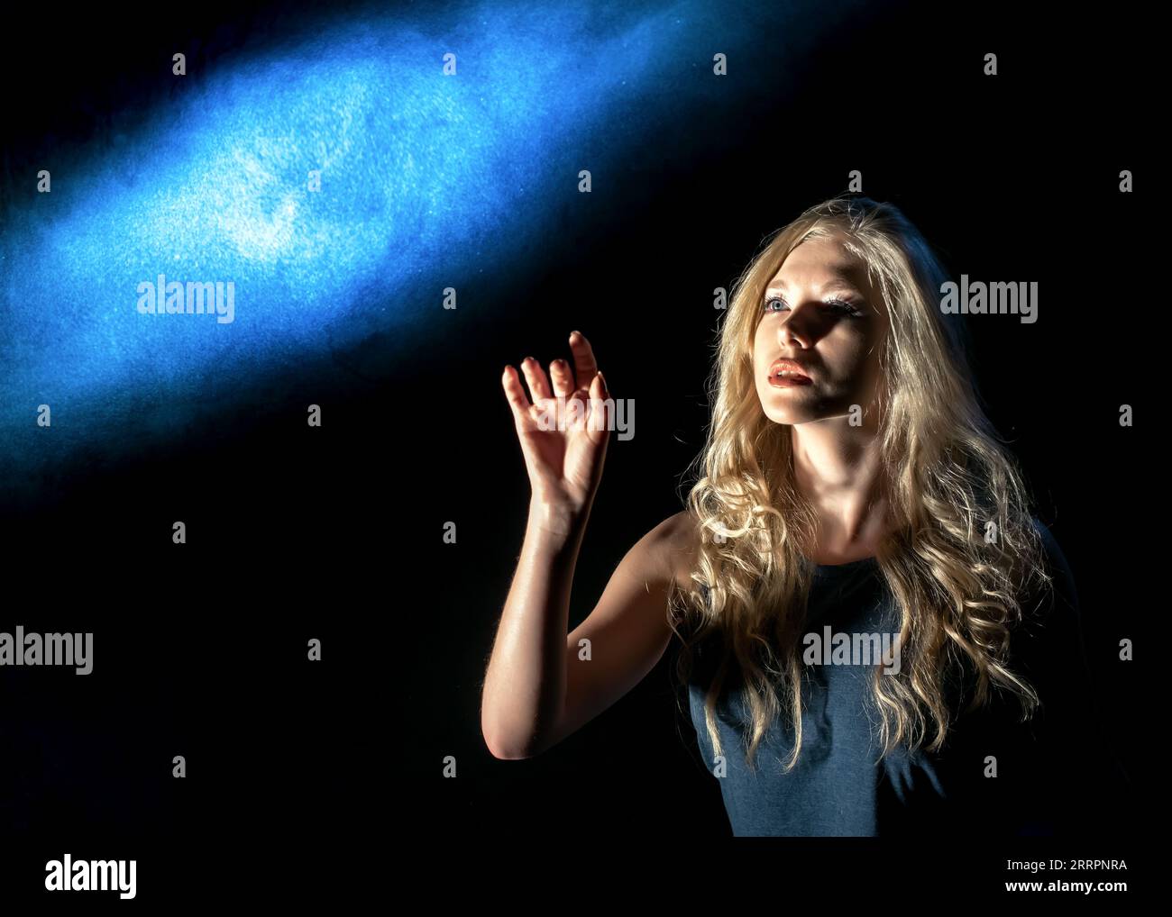 Una giovane ragazza impara l'universo. Foto Stock
