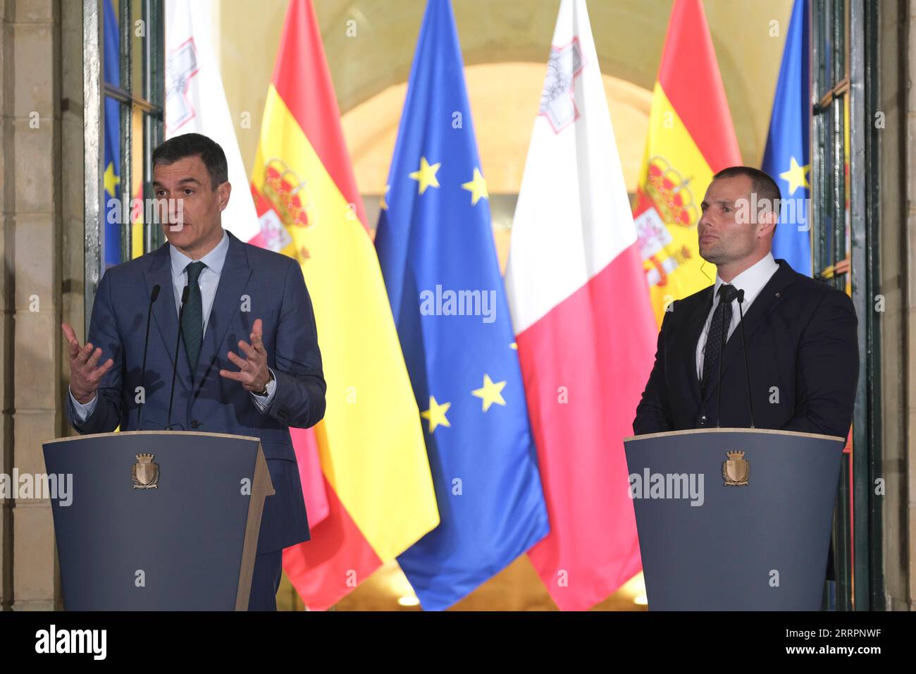 230404 -- LA VALLETTA, 4 aprile 2023 -- il primo ministro maltese Robert Abela R e il primo ministro spagnolo Pedro Sanchez partecipano a una conferenza stampa a la Valletta, Malta, il 4 aprile 2023. Martedì il primo ministro maltese Robert Abela ha sottolineato che il suo paese è ansioso di collaborare con la Spagna durante la sua Presidenza del Consiglio dell'Unione europea su importanti leggi come l'accesso ai medicinali. Foto di /Xinhua MALTA-VALLETTA-PM-SPAGNA-PM-MEETING JonathanxBorg PUBLICATIONxNOTxINxCHN Foto Stock