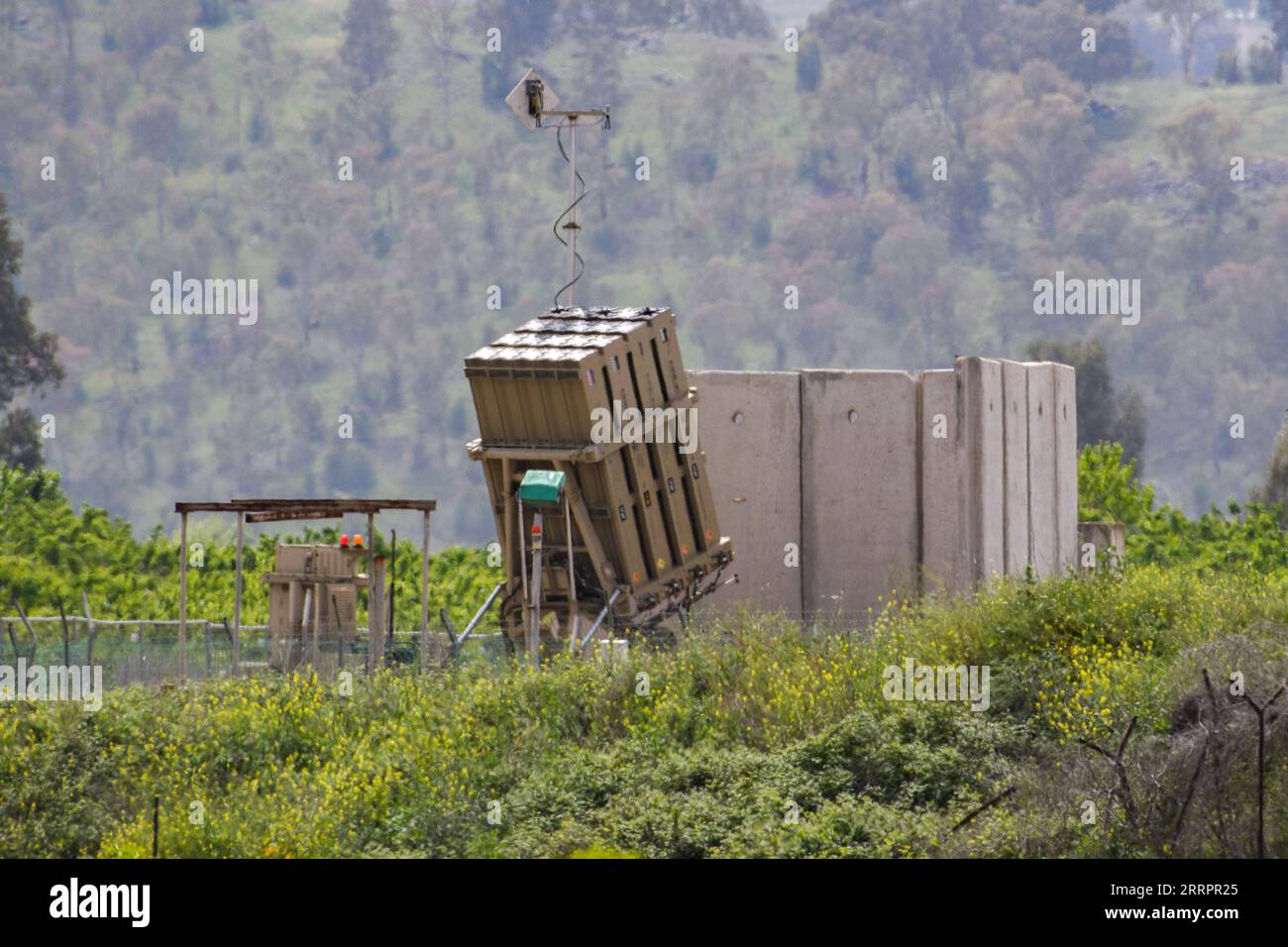 230407 -- KIRYAT SHMONA ISRAEL, 7 aprile 2023 -- il sistema della Cupola di ferro di Israele è raffigurato vicino a Kiryat Shmona, nel nord di Israele, al confine con il Libano, il 7 aprile 2023. Israele venerdì ha intensificato gli attacchi aerei sulle postazioni militari nella Striscia di Gaza e in Libano, in risposta ai razzi lanciati dalle aree in diverse parti di Israele, aumentando le tensioni con la Palestina negli ultimi tre giorni dopo che la polizia israeliana ha espulso con forza i fedeli palestinesi dalla Moschea al-Aqsa a Gerusalemme Est. Via Xinhua ISRAEL-KIRYAT SHMONA-IRON DOME AyalxMargolin/JINI PUBLICATIONxNOTxINxCHN Foto Stock