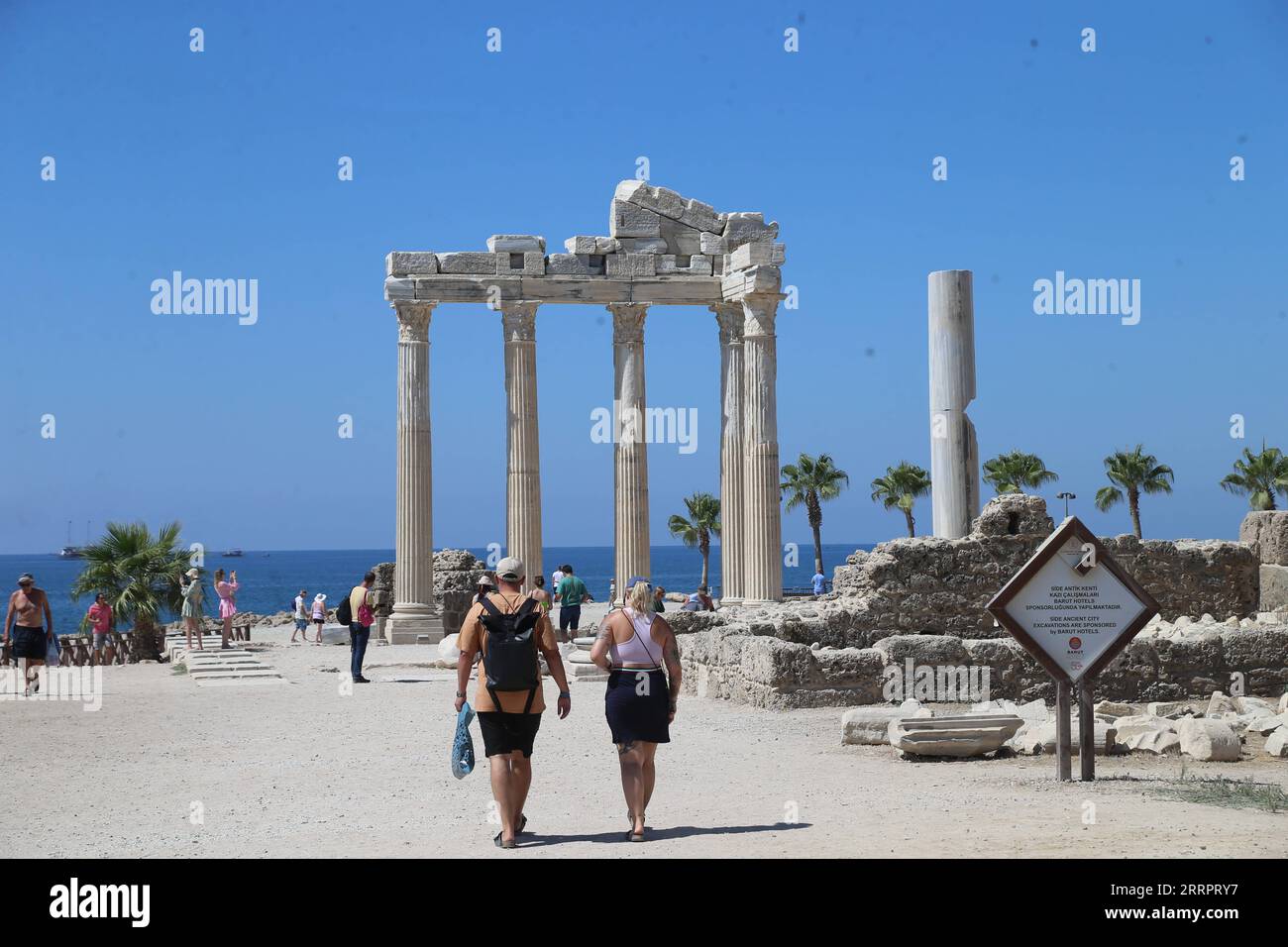 230409 -- ANKARA, 9 aprile 2023 -- i turisti visitano l'antica città di Side ad Antalya, T¹rkiye, 2 aprile 2023. La costa mediterranea di T¹rkiye dovrebbe vedere un gran numero di turisti scorrere in questa estate nonostante i devastanti terremoti di febbraio, hanno detto professionisti del settore. PER ANDARE CON Roundup: T¹rkiye si aspetta una stagione turistica fiorente nonostante il terremoto foto di /Xinhua TRKIYE-TOURISM-EXPECTATION MustafaxKaya PUBLICATIONxNOTxINxCHN Foto Stock