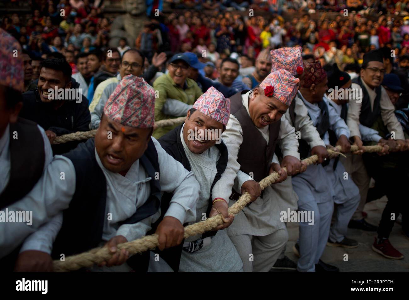 230411 -- BHAKTAPUR, 11 aprile 2023 -- la gente tira il carro di Lord Bhairav durante il primo giorno del Bisket Jatra Festival a Bhaktapur Durbar Square a Bhaktapur, Nepal, 10 aprile 2023. Il festival viene celebrato ogni anno per accogliere l'arrivo della primavera e l'inizio del Capodanno nepalese. Foto di /Xinhua NEPAL-BHAKTAPUR-BISKET JATRA FESTIVAL SulavxShrestha PUBLICATIONxNOTxINxCHN Foto Stock