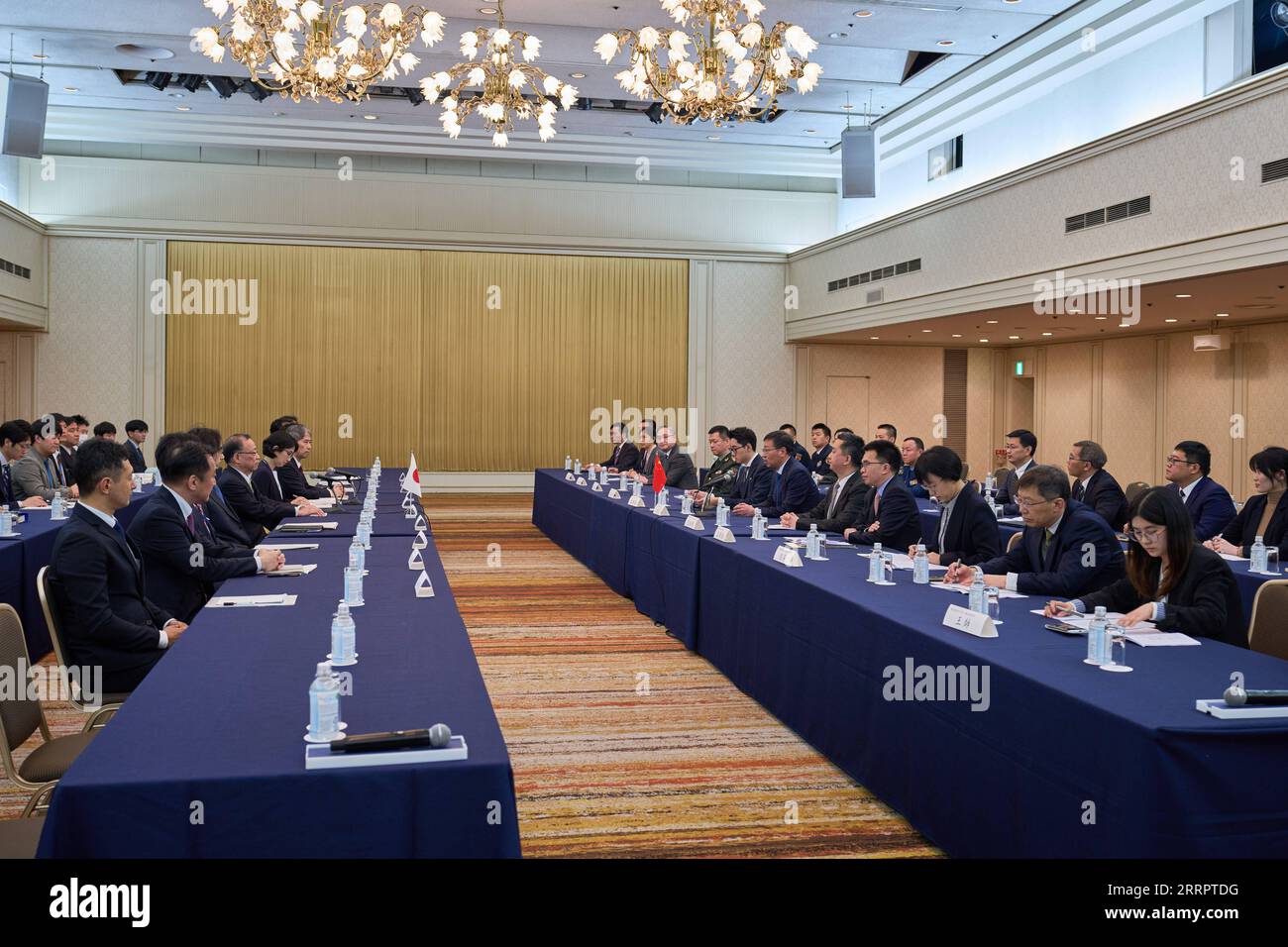 230411 -- TOKYO, 11 aprile 2023 -- questa foto scattata il 10 aprile 2023 mostra una scena durante il quindicesimo round di consultazioni di alto livello sugli affari marittimi tra Cina e Giappone a Tokyo, Giappone. La Cina e il Giappone hanno tenuto il quindicesimo ciclo di consultazioni ad alto livello sugli affari marittimi a Tokyo lunedì, scambiandosi opinioni sugli affari marittimi in modo completo e approfondito. PER ANDARE CON la Cina, il Giappone tiene consultazioni ad alto livello sugli affari MARITTIMI GIAPPONE-TOKYO-CINA-GIAPPONE CONSULTAZIONI SUGLI AFFARI MARITTIMI ZhangxXiaoyu PUBLICATIONxNOTxINxCHN Foto Stock