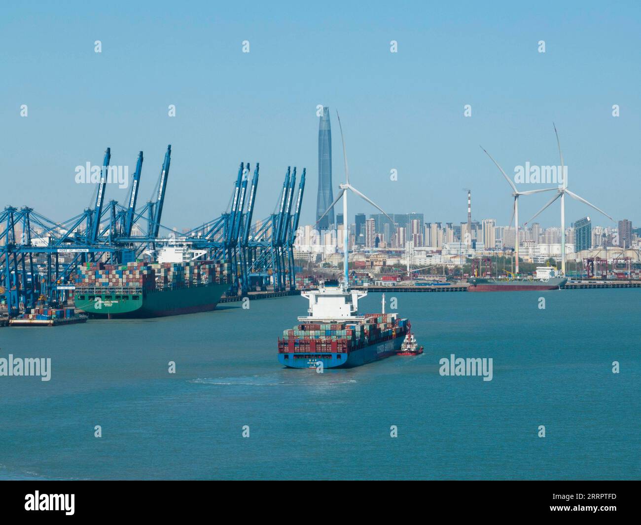 230411 -- TIANJIN, 11 aprile 2023 -- questa foto aerea scattata il 7 aprile 2023 mostra una nave portacontainer che naviga nel porto di Tianjin, nel nord della Cina. Il porto di Tianjin nella Cina settentrionale ha gestito circa 5,047 milioni di unità equivalenti TEU di container nei primi tre mesi del 2023, con un incremento del 9,09% annuo. Foto di Han Xilong/Xinhua CHINA-TIANJIN-PORT-THROUGHPUT-Q1 CN ZhaoxZishuo PUBLICATIONxNOTxINxCHN Foto Stock