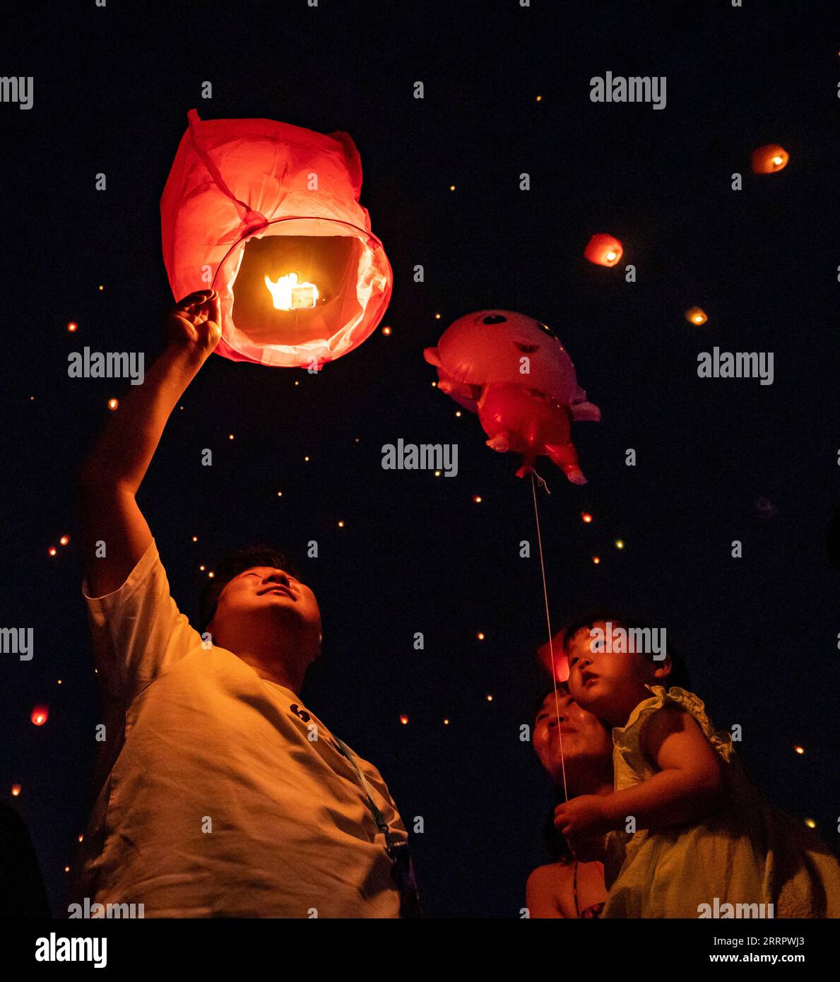 230414 -- JINGHONG, 14 aprile 2023 -- la gente rilascia una lanterna del cielo durante l'annuale Water Spllashing Festival nella città di Jinghong della prefettura autonoma di Xishuangbanna dai, nella provincia dello Yunnan del sud-ovest della Cina, 13 aprile 2023. CHINA-YUNNAN-JINGHONG-WATER SPLASH FESTIVAL-SKY LANTERN CN JIANGXWENYAO PUBLICATIONXNOTXINXCHN Foto Stock