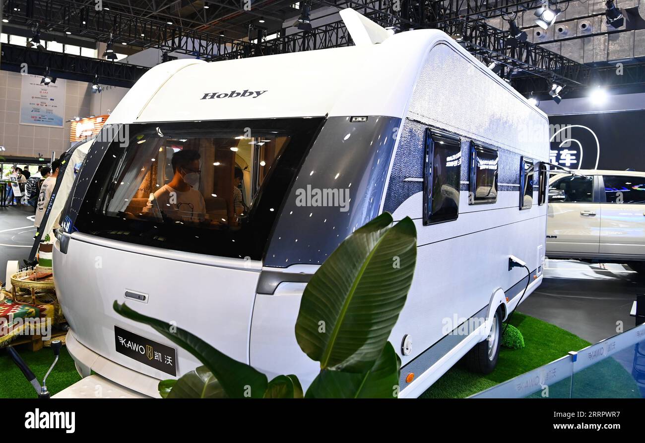 230414 -- HAIKOU, 14 aprile 2023 -- questa foto scattata il 13 aprile 2023 mostra un Hobby Recreational Vehicle Hobby RV di fabbricazione tedesca al terzo China International Consumer Products Expo CICPE di Haikou, nella provincia di Hainan nel sud della Cina. Il terzo CICPE, in corso nella provincia meridionale cinese di Hainan, ha visto la partecipazione attiva di imprese tedesche con competenze in importanti settori di consumo, tra cui automobili, orologi da polso, alimenti e utensili da cucina. CHINA-HAINAN-CICPE-GERMAN ENTERPRISES CN YANGXGUANYU PUBLICATIONXNOTXINXCHN Foto Stock