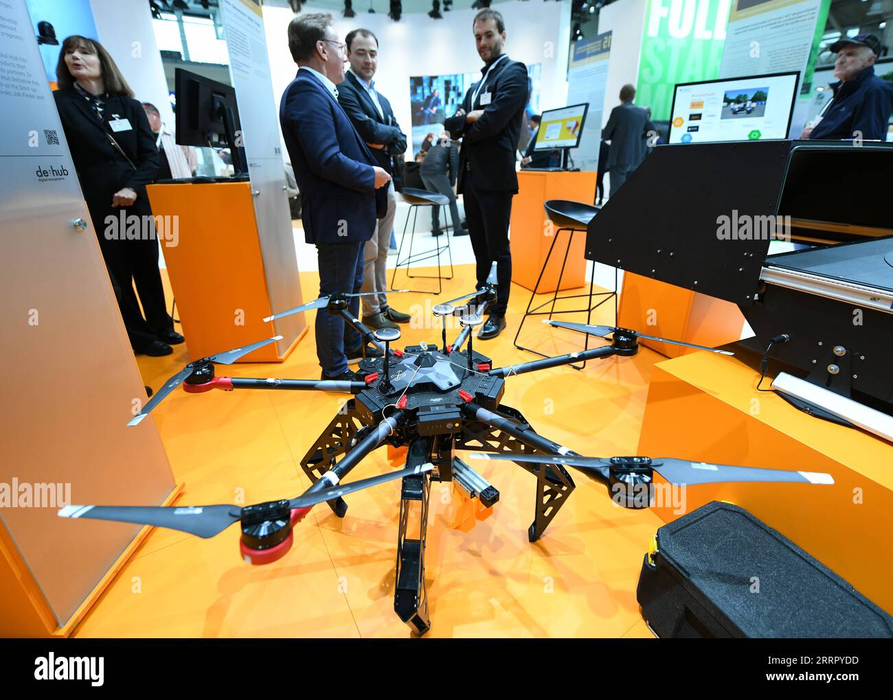 230418 -- HANNOVER GERMANIA, 18 aprile 2023 -- Un drone da trasporto viene esposto durante la Hannover Messe di Hannover, Germania, il 18 aprile 2023. Lunedì ad Hannover è stata inaugurata la fiera leader in Germania per l'ingegneria meccanica ed elettrica, con il tema della trasformazione industriale - fare la differenza. GERMANIA-HANNOVER-HANNOVER MESSE RenxPengfei PUBLICATIONxNOTxINxCHN Foto Stock