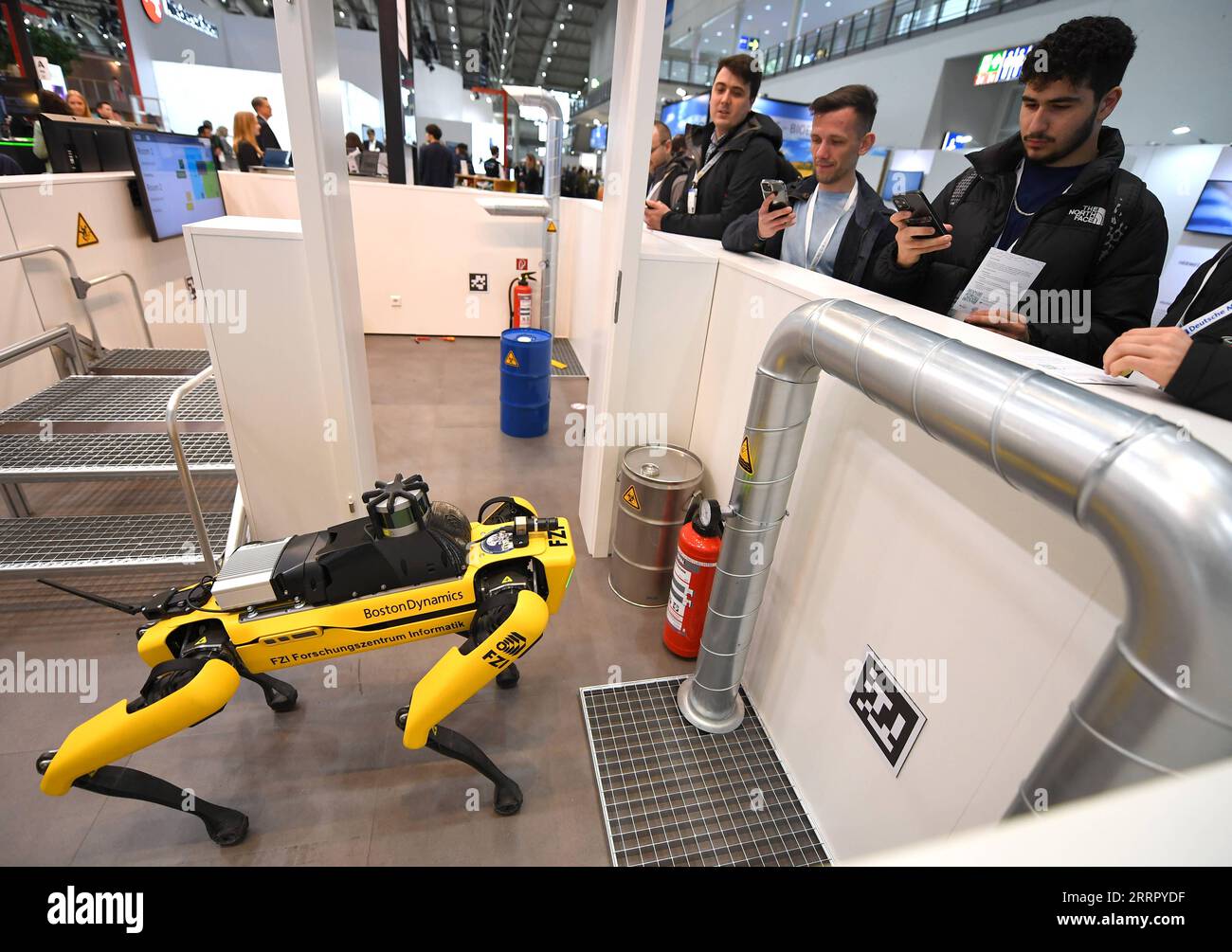 230418 -- HANNOVER GERMANIA, 18 aprile 2023 -- le persone guardano un cane robot intelligente durante la Hannover Messe ad Hannover, Germania, il 18 aprile 2023. Lunedì ad Hannover è stata inaugurata la fiera leader in Germania per l'ingegneria meccanica ed elettrica, con il tema della trasformazione industriale - fare la differenza. GERMANIA-HANNOVER-HANNOVER MESSE RenxPengfei PUBLICATIONxNOTxINxCHN Foto Stock