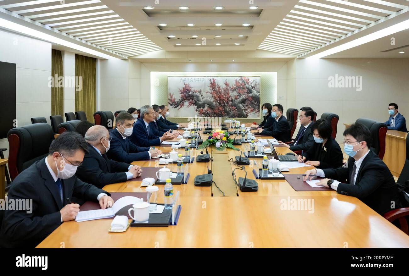 230419 -- PECHINO, 19 aprile 2023 -- Consigliere di Stato cinese e Ministro degli Esteri Qin Gang incontra il Segretario generale dell'Organizzazione di cooperazione di Shanghai SCO Zhang Ming a Pechino, capitale della Cina, 19 aprile 2023. RIUNIONE CAPO DELLA GANG-SCO CINA-PECHINO-QIN CN ZHAIXJIANLAN PUBLICATIONXNOTXINXCHN Foto Stock