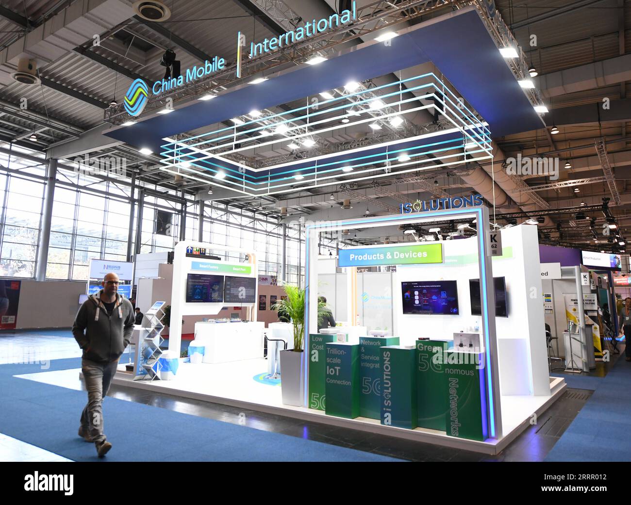 230420 -- HANNOVER, 20 aprile 2023 -- questa foto scattata il 18 aprile 2023 mostra lo stand di China Mobile all'Hannover Messe 2023 ad Hannover, Germania. Le aziende cinesi sono competitive sui mercati globali e sono sempre pronte a imparare e migliorare, Jochen Koeckler, presidente del Consiglio di amministrazione di Deutsche Messe AG, ha commentato mercoledì le 800 aziende cinesi che partecipano alla Fiera di Hannover 2023. La fiera, una delle più grandi e durature al mondo dal 17 al 21 aprile, presenta più di 4.000 aziende, che presentano soluzioni per la produzione e il consumo energetico Foto Stock