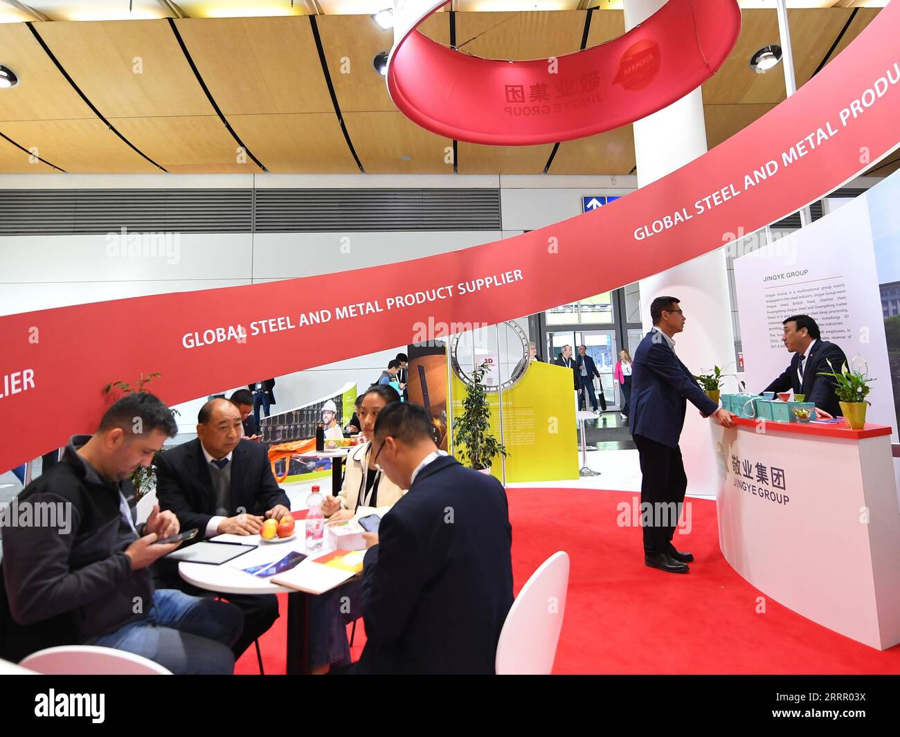 230420 -- HANNOVER, 20 aprile 2023 -- questa foto scattata il 19 aprile 2023 mostra lo stand del gruppo Jingye alla Hannover Messe 2023 ad Hannover, Germania. Le aziende cinesi sono competitive sui mercati globali e sono sempre pronte a imparare e migliorare, Jochen Koeckler, presidente del Consiglio di amministrazione di Deutsche Messe AG, ha commentato mercoledì le 800 aziende cinesi che partecipano alla Fiera di Hannover 2023. La fiera, una delle più grandi e durature al mondo dal 17 al 21 aprile, presenta più di 4.000 aziende, che presentano soluzioni per la produzione e il consumo energetico Foto Stock