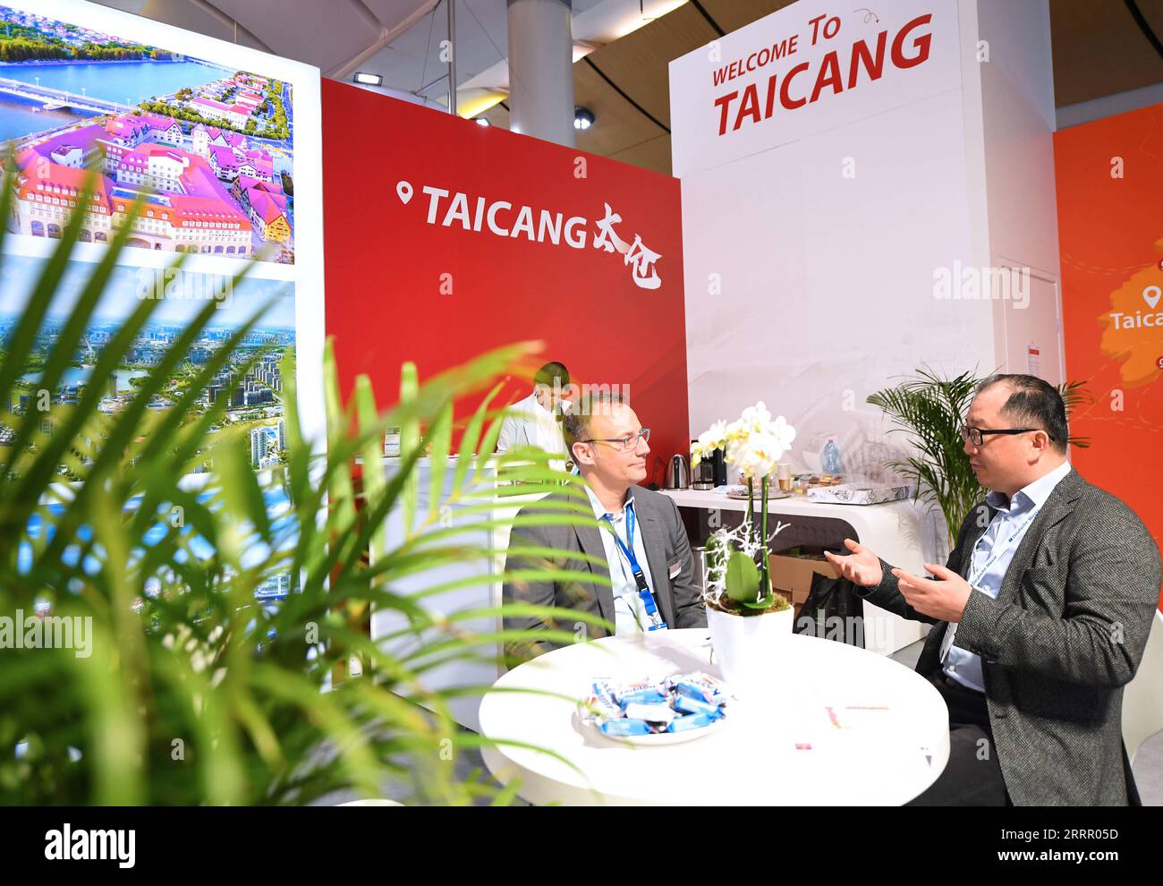 230420 -- HANNOVER, 20 aprile 2023 -- Un membro dello staff parla con un visitatore allo stand di Taicang, provincia di Jiangsu della Cina orientale, alla Hannover Messe 2023 ad Hannover, Germania, 19 aprile 2023. Le aziende cinesi sono competitive sui mercati globali e sono sempre pronte a imparare e migliorare, Jochen Koeckler, presidente del Consiglio di amministrazione di Deutsche Messe AG, ha commentato mercoledì le 800 aziende cinesi che partecipano alla Fiera di Hannover 2023. La fiera, una delle più grandi e durature al mondo dal 17 al 21 aprile, presenta più di 4.000 aziende, che lo presentano Foto Stock