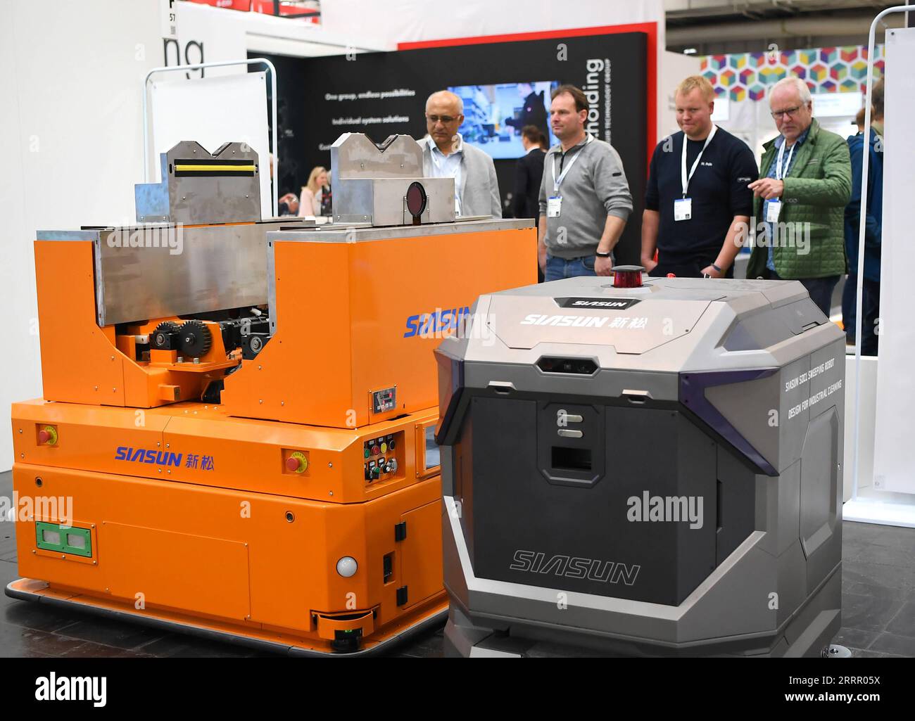 230420 -- HANNOVER, 20 aprile 2023 -- People Look at Robots of Siasun robot and Automation Co., Ltd. Alla Hannover Messe 2023 di Hannover, Germania, 18 aprile 2023. Le aziende cinesi sono competitive sui mercati globali e sono sempre pronte a imparare e migliorare, Jochen Koeckler, presidente del Consiglio di amministrazione di Deutsche Messe AG, ha commentato mercoledì le 800 aziende cinesi che partecipano alla Fiera di Hannover 2023. La fiera, una delle più grandi e durature al mondo dal 17 al 21 aprile, presenta più di 4.000 aziende, che presentano soluzioni per la produzione e la produzione Foto Stock