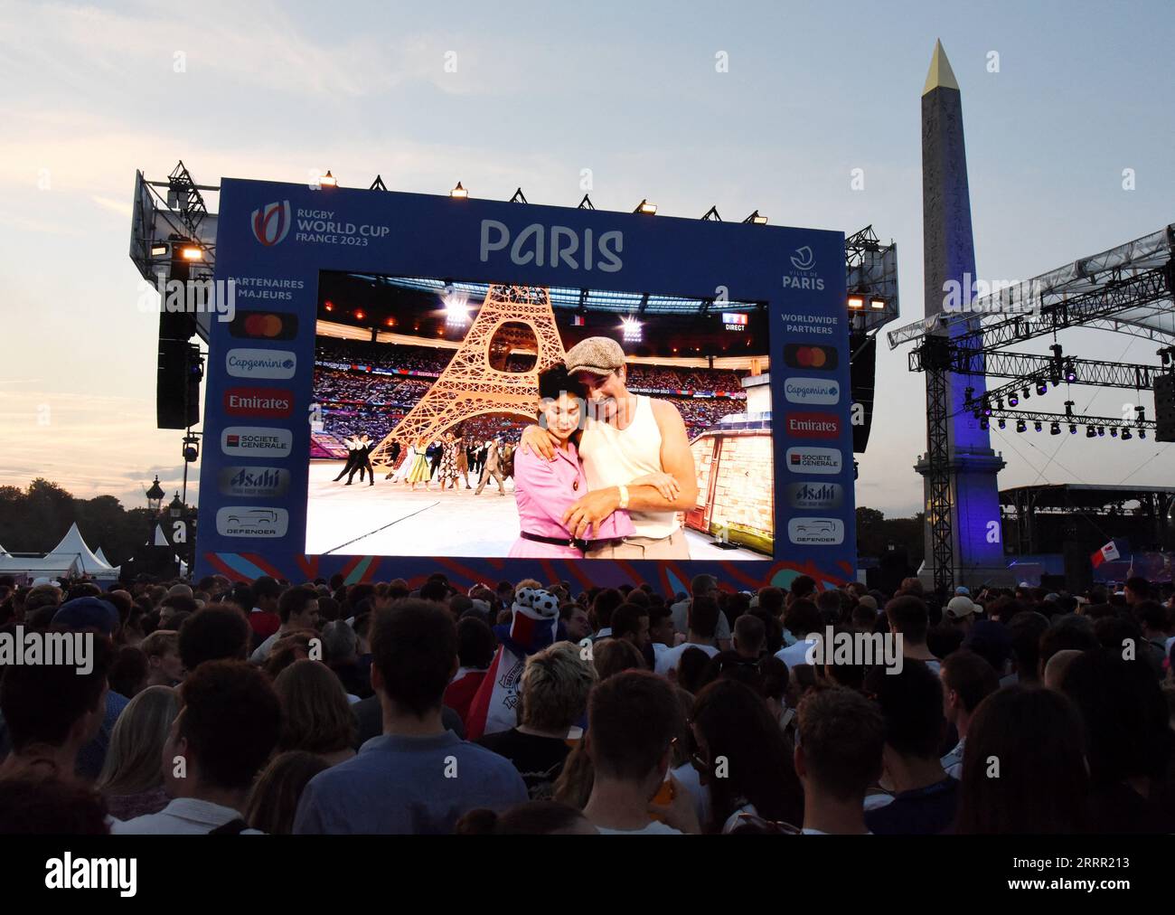 Decine di migliaia di persone festeggiano nella fan zone del Rugby Village  a Place de la Concorde a Parigi, in Francia, l'8 settembre 2023, durante la  partita Francia contro nuova Zelanda che