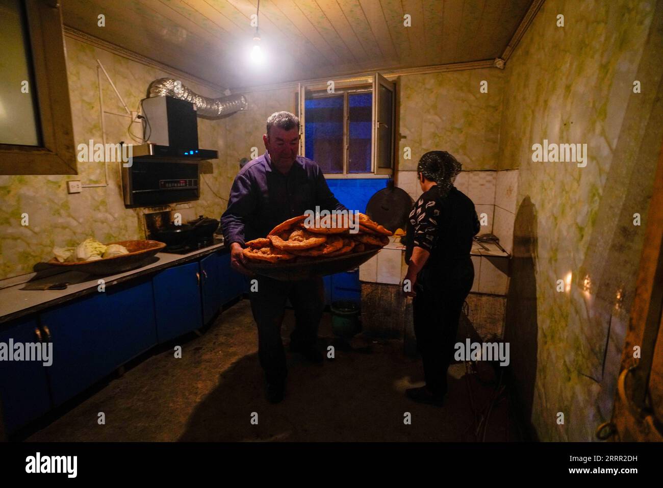 230427 -- YULI, 27 aprile 2023 -- Arkin Reyim produce torte di pasta oleosa con sua moglie nel villaggio Bax Mali della contea di Yuli, regione autonoma dello Xinjiang Uygur della Cina nord-occidentale, 21 aprile 2023. Arkin Reyim è un coltivatore di cotone di 51 anni con più di 300 mu 20 ettari di campi di cotone nel villaggio di Bax Mali della contea di Yuli nello Xinjiang. Il coraggio e la visione unica di Arkin lo hanno spinto a iniziare a coltivare cotone nel 2004, quando si è sposato con la moglie Hasiyat Kasim. Da allora, Arkin si è dedicato alla coltivazione del cotone per oltre 10 anni, rendendolo così un coltivatore di cotone esperto Foto Stock