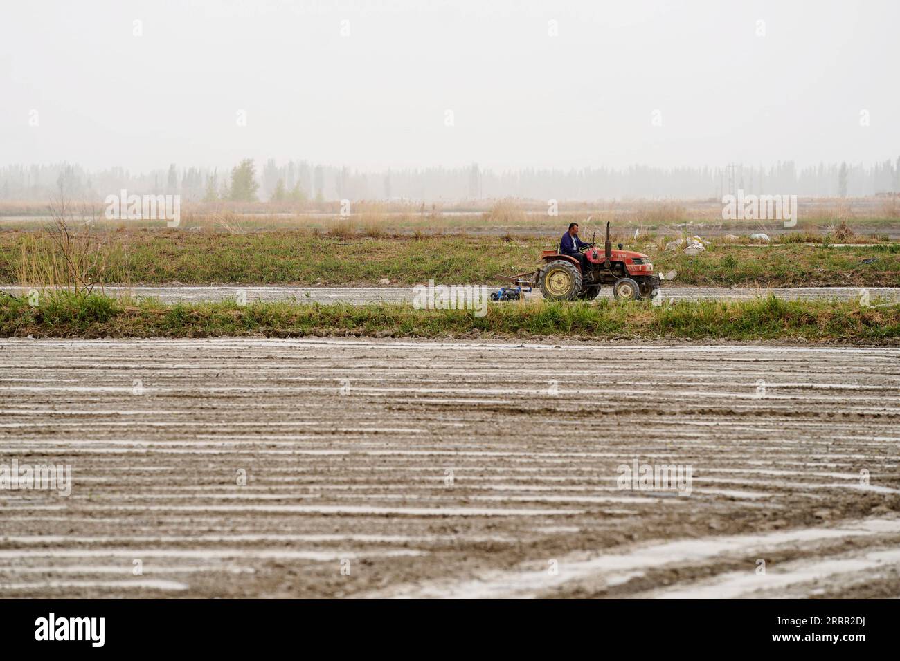 230427 -- YULI, 27 aprile 2023 -- Arkin Reyim guida un trattore per lavorare in un campo di cotone nel villaggio Bax Mali della contea di Yuli, regione autonoma dello Xinjiang Uygur della Cina nord-occidentale, 22 aprile 2023. Arkin Reyim è un coltivatore di cotone di 51 anni con più di 300 mu 20 ettari di campi di cotone nel villaggio di Bax Mali della contea di Yuli nello Xinjiang. Il coraggio e la visione unica di Arkin lo hanno spinto a iniziare a coltivare cotone nel 2004, quando si è sposato con la moglie Hasiyat Kasim. Da allora, Arkin si è dedicato alla coltivazione del cotone per oltre 10 anni, rendendolo così un cotone esperto Foto Stock