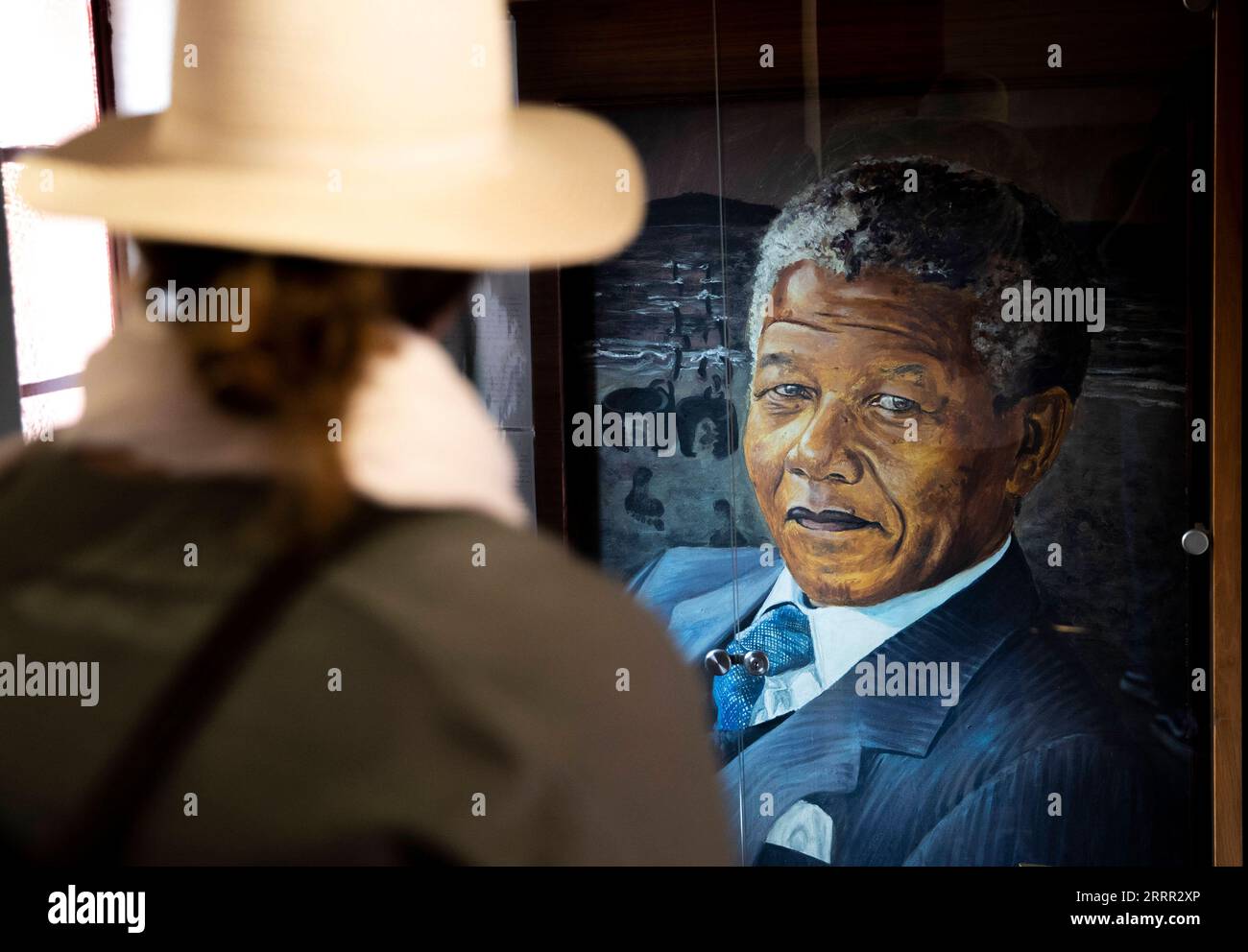 230428 -- JOHANNESBURG, 28 aprile 2023 -- Un turista visita il Nelson Mandela National Museum a Soweto, Johannesburg, Sud Africa, 27 aprile 2023. SUDAFRICA-JOHANNESBURG-SOWETO-DAILY LIFE ZHANGXYUDONG PUBLICATIONXNOTXINXCHN Foto Stock