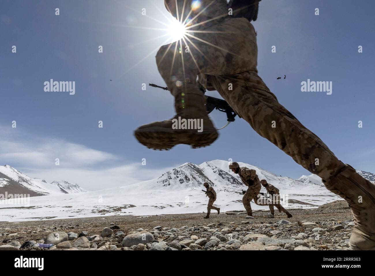 230429 -- KHUNJERAB, 29 aprile 2023 -- i soldati prendono parte a una sessione di addestramento a Khunjerab, regione autonoma uigura dello Xinjiang, nella Cina nordoccidentale, 13 aprile 2023. Gao Guanghui, una recluta che si era appena arruolata nell'esercito per 7 mesi, rimase scioccato quando entrò nella sala d'onore del reggimento di difesa di confine a Khunjerab, nella regione autonoma di Uygur dello Xinjiang in Cina settentrionale. Il reggimento è basato sui Pamir, a guardia del confine Cina-Pakistan e del porto di Khunjerab. Con un'altitudine media di 4.700 metri, il luogo è una zona proibita per molte persone, in quanto la temperatura qui può scendere fino a m Foto Stock