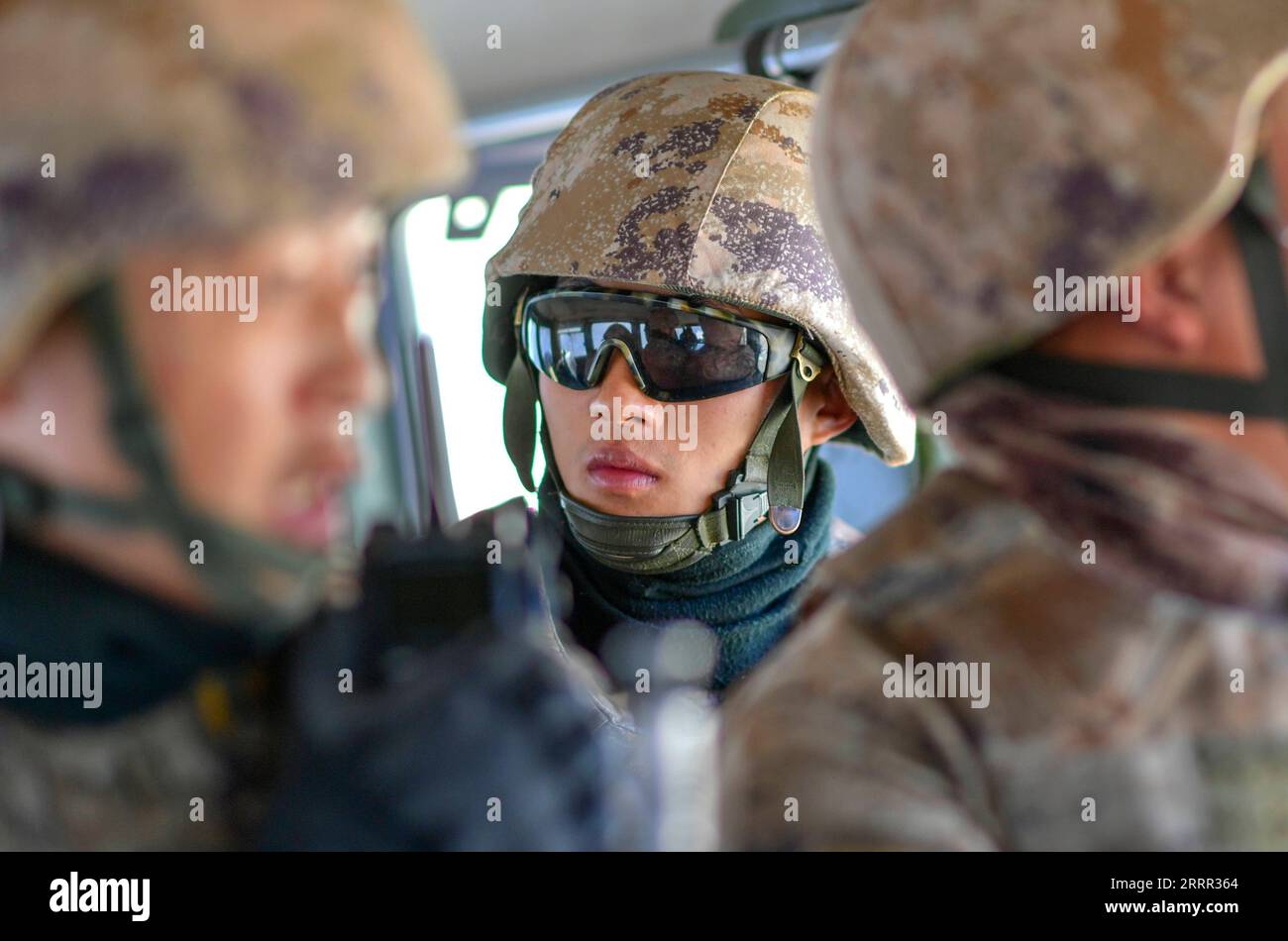 230429 -- KHUNJERAB, 29 aprile 2023 -- Gao Guanghui pattuglia in un'auto con altri soldati a Khunjerab, nella regione autonoma di Xinjiang Uygur della Cina nordoccidentale, 14 aprile 2023. Gao Guanghui, una recluta che si era appena arruolata nell'esercito per 7 mesi, rimase scioccato quando entrò nella sala d'onore del reggimento di difesa di confine a Khunjerab, nella regione autonoma di Uygur dello Xinjiang in Cina settentrionale. Il reggimento è basato sui Pamir, a guardia del confine Cina-Pakistan e del porto di Khunjerab. Con un'altitudine media di 4.700 metri, il luogo è una zona proibita per molte persone, in quanto la temperatura qui può scendere fino a. Foto Stock