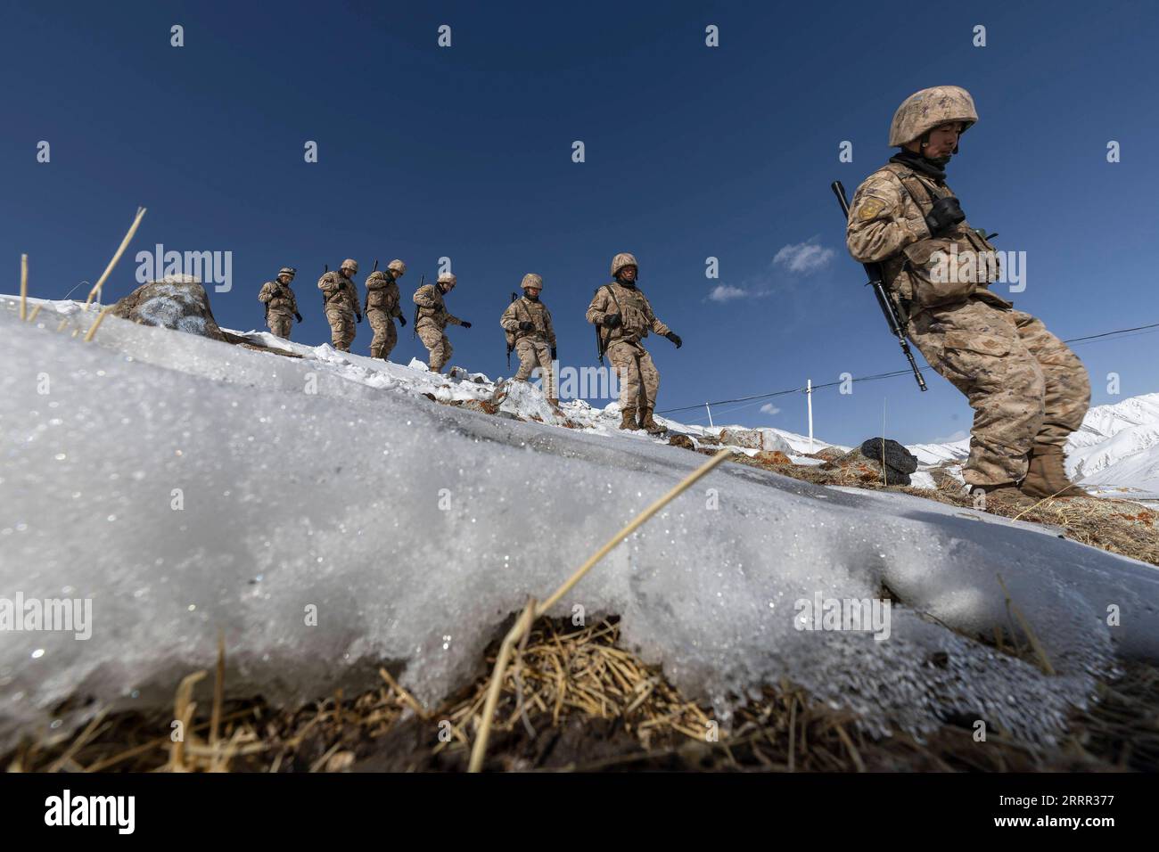 230429 -- KHUNJERAB, 29 aprile 2023 -- i soldati pattugliano a Khunjerab, regione autonoma uigura dello Xinjiang della Cina nord-occidentale, 13 aprile 2023. Gao Guanghui, una recluta che si era appena arruolata nell'esercito per 7 mesi, rimase scioccato quando entrò nella sala d'onore del reggimento di difesa di confine a Khunjerab, nella regione autonoma di Uygur dello Xinjiang in Cina settentrionale. Il reggimento è basato sui Pamir, a guardia del confine Cina-Pakistan e del porto di Khunjerab. Con un'altitudine media di 4.700 metri, il luogo è una zona proibita per molte persone, in quanto la temperatura qui può scendere fino a meno 40 gradi Celsius, Foto Stock