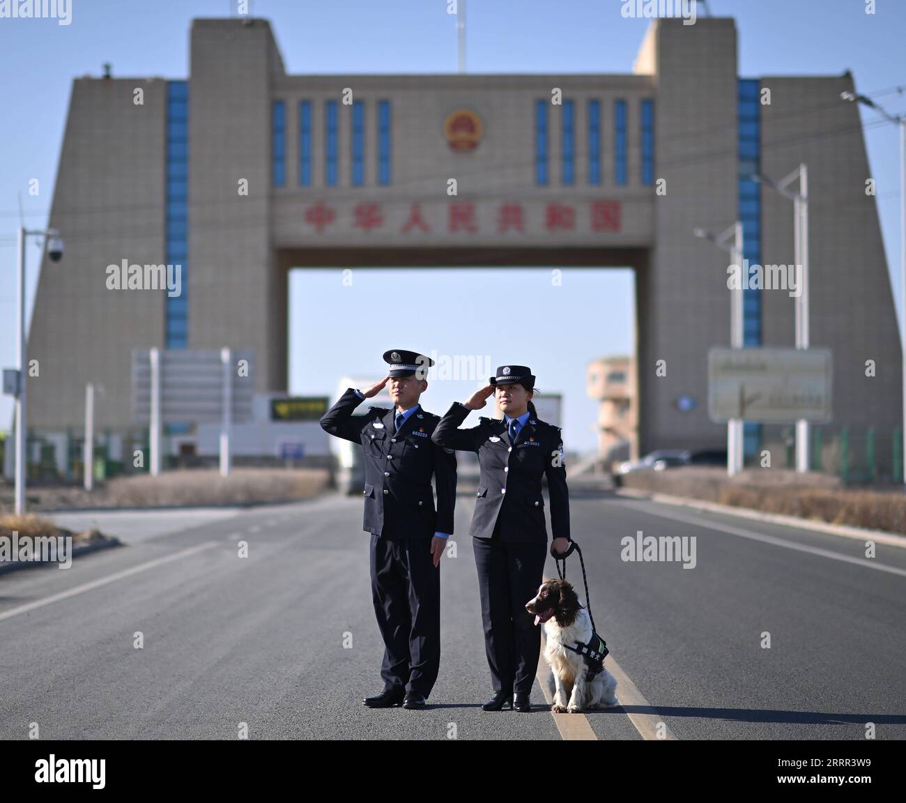 230501 -- ALATAW PASS, 1 maggio 2023 -- cui Hongwu L e Liu Xin posano per una foto con il cane della polizia Kang Xin al passo di Alataw, regione autonoma di Xinjiang Uygur della Cina nord-occidentale, 3 aprile 2023. Il passo di Alataw è un importante porto terrestre al confine tra Cina e Kazakistan nella regione autonoma di Xinjiang Uygur della Cina nord-occidentale. Cui Hongwu, un funzionario della stazione di ispezione di frontiera del porto, lavora da oltre 10 anni. Qui ha incontrato sua moglie Liu Xin, che è sua collega e lavora come addestratore di cani della polizia. Negli ultimi anni, l'Alataw Pass ha visto un numero crescente e una frequenza accelerata di AN in entrata Foto Stock