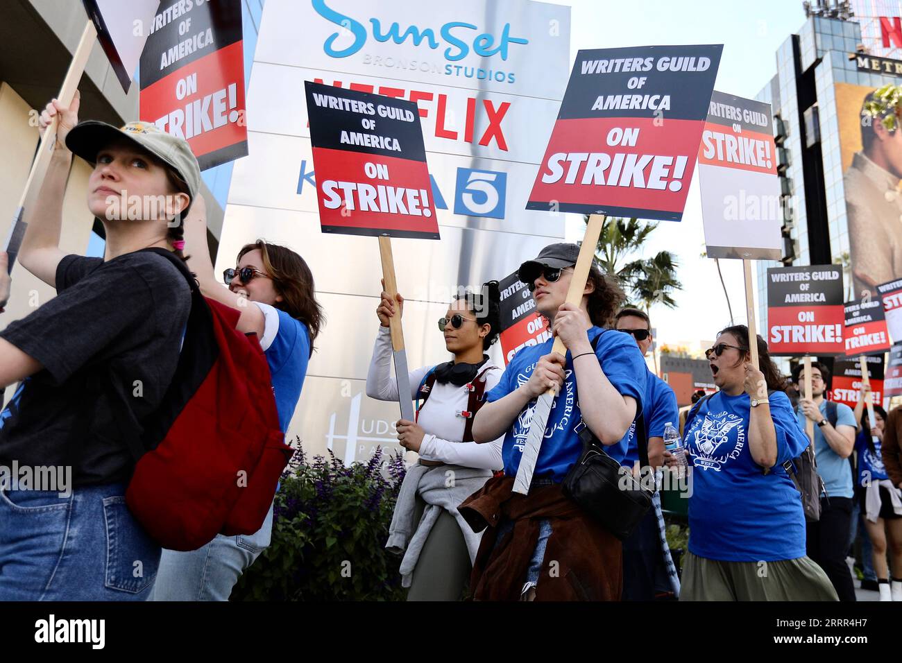 230503 -- LOS ANGELES, 3 maggio 2023 -- gli scrittori dell'industria dell'intrattenimento manifestano a Hollywood, Los Angeles, negli Stati Uniti, il 2 maggio 2023. Gli scrittori televisivi e cinematografici con la Writers Guild of America hanno iniziato il loro sciopero martedì per la prima volta in 15 anni, portando la produzione di Hollywood a un arresto. La Writers Guild of America ha dichiarato lunedì sera in una dichiarazione che i negoziati del sindacato con gli studi e gli streamers di Hollywood non erano riusciti a raggiungere un accordo dopo aver trascorso le ultime sei settimane a negoziare con Netflix, Amazon, Apple, Disney, Discovery-Warner, NBC Universal, Paramoun Foto Stock