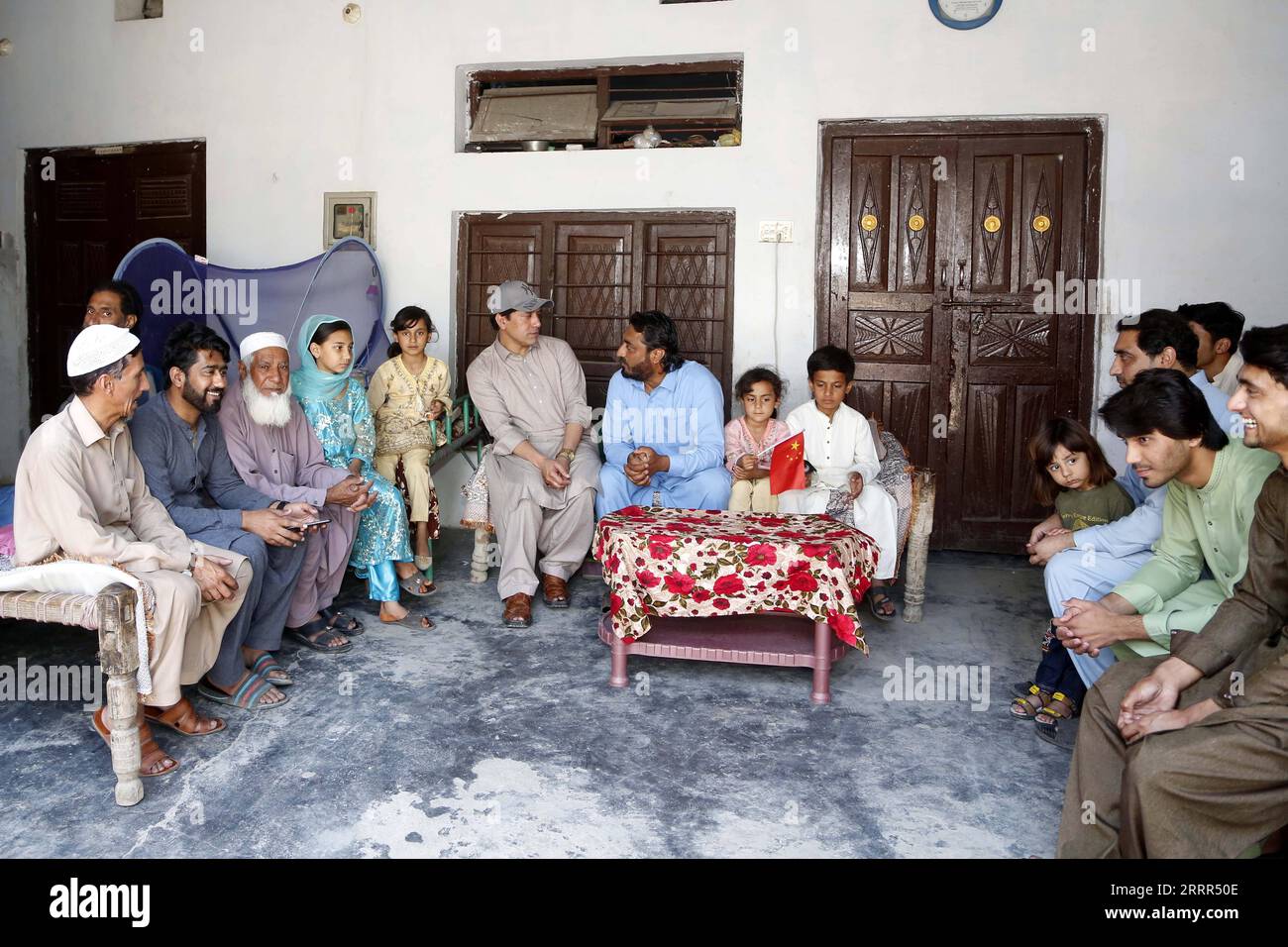 230504 -- SWABI, 4 maggio 2023 -- Nasrullah Khan, un pakistano evacuato da una nave della marina cinese dal Sudan, incontra i suoi amici e familiari nella sua casa nel nord-ovest del Pakistan, Swabi, il 3 maggio 2023. Khan, un meccanico pakistano di 42 anni che lavorava in Sudan, ha vissuto per la prima volta le vere avversità della vita dalla sua nascita, seduto angosciato e senza un soldo a Port Sudan negli ultimi giorni. DA AGGIUNGERE: La nave della marina cinese salva i pakistani dalla terribile situazione in Sudan PAKISTAN-SWABI-CINA-SUDAN-EVACUEE AhmadxKamal PUBLICATIONxNOTxINxCHN Foto Stock