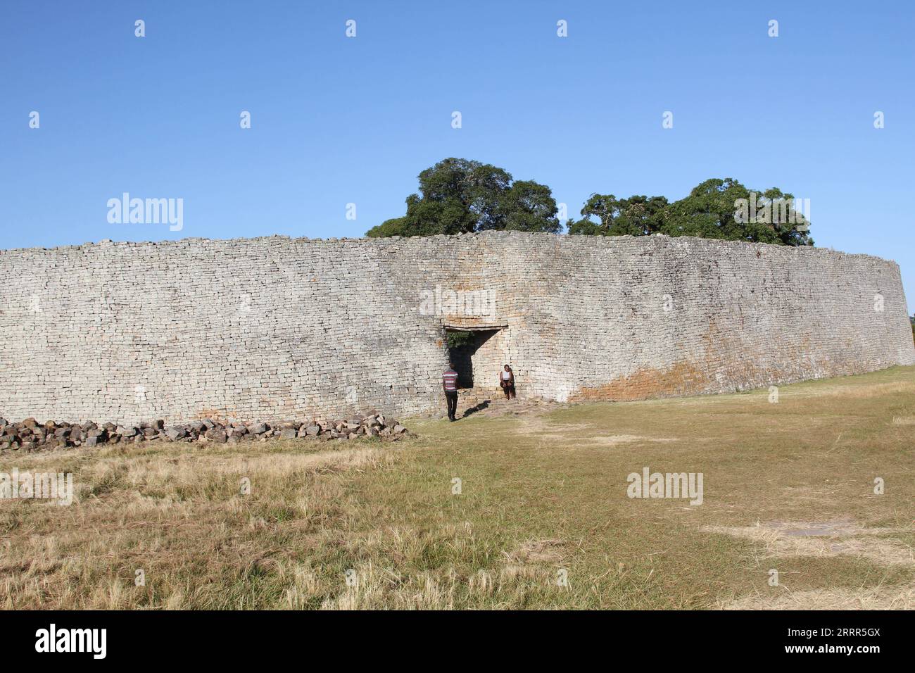 230506 -- MASVINGO, 6 maggio 2023 -- Un turista visita il grande Monumento Nazionale dello Zimbabwe nella provincia di Masvingo, Zimbabwe, 5 maggio 2023. Il Great Zimbabwe National Monument è stato iscritto nella lista dei patrimoni culturali mondiali dall'UNESCO nel 1986 ed è una delle più grandi attrazioni turistiche dello Zimbabwe. ZIMBABWE-MASVINGO-GREAT ZIMBABWE NATIONAL MONUMENT ZHANGXBAOPING PUBLICATIONXNOTXINXCHN Foto Stock