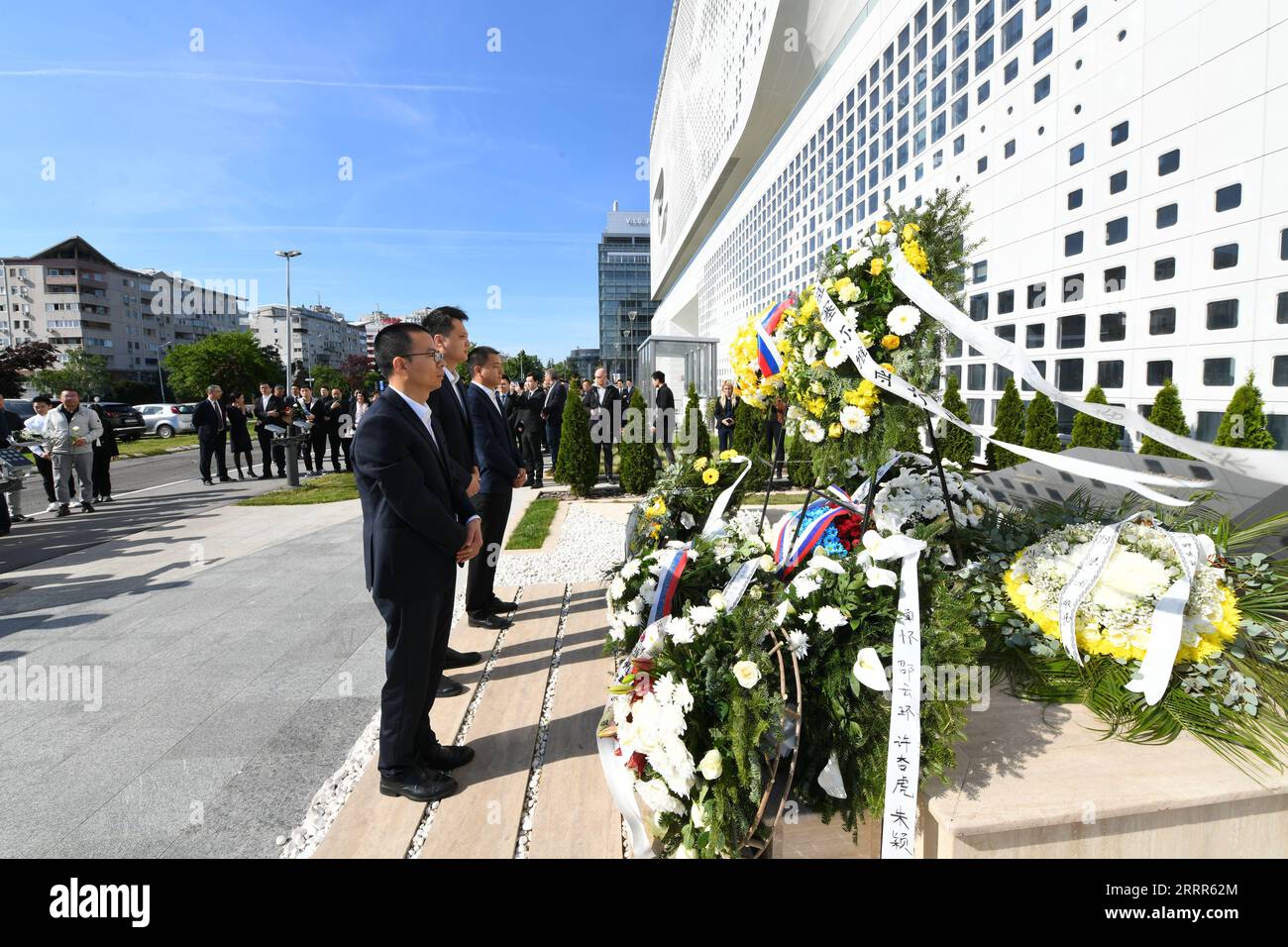230507 -- BELGRADO, 7 maggio 2023 -- i rappresentanti delle imprese cinesi piangono davanti al monumento commemorativo sul sito dell'ex ambasciata cinese bombardata nella Repubblica federale di Jugoslavia a Belgrado, Serbia, 7 maggio 2023. I serbi e i cinesi si sono riuniti nel luogo dell'ex ambasciata cinese bombardata nella Repubblica Federale di Jugoslavia a Belgrado domenica per celebrare il 24° anniversario dell'uccisione di tre giornalisti cinesi nell'aggressione della NATO contro la Jugoslavia da parte dell'Organizzazione del Trattato del Nord Atlantico del 1999. SERBIA-BELGRADO-CINA-AMBASCIATA BOMBARDAMENTO-24° ANNIVERSARIO RENXPENGF Foto Stock