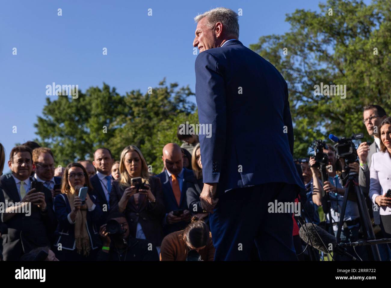 230510 -- WASHINGTON, D.C., 10 maggio 2023 -- il presidente della camera repubblicana Kevin McCarthy parla alla stampa dopo un incontro di alto profilo sul tetto del debito a Washington, D.C., negli Stati Uniti, 9 maggio 2023. Repubblicani e Democratici non sono affatto vicini a un accordo dopo che un incontro di alto profilo sul tetto del debito non è riuscito a ottenere una svolta martedì, rischiando un default del debito che gli economisti avvertono potrebbe paralizzare l’economia degli Stati Uniti e generare una crisi finanziaria. Foto di /Xinhua U.S.-WASHINGTON, D.C.-DEBT CEILING-MEETING AaronxSchwartz PUBLICATIONxNOTxINxCHN Foto Stock