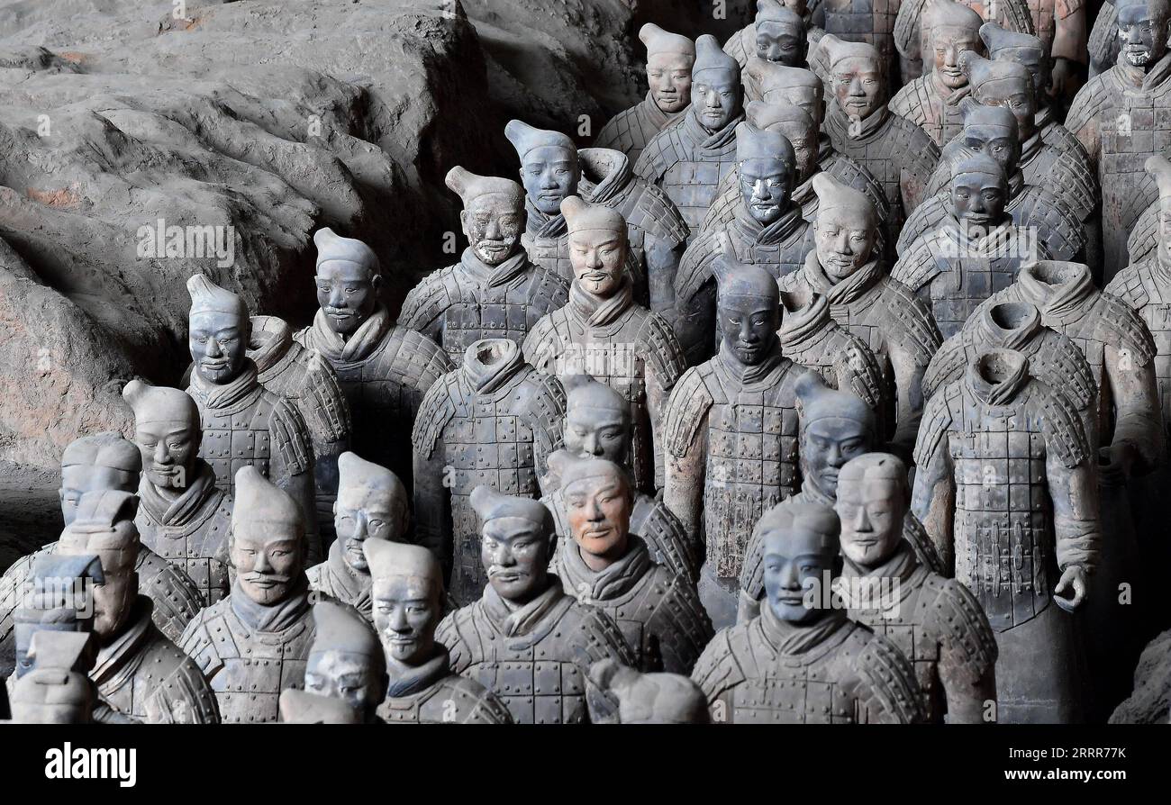 230511 -- XI AN, 11 maggio 2023 -- questa foto scattata il 26 aprile 2023 mostra guerrieri di terracotta nella fossa n. 1 del Museo del sito del Mausoleo dell'imperatore Qinshihuang a Xi An, nella provincia dello Shaanxi della Cina nord-occidentale. XI An, una città con oltre 3.100 anni di storia, è stata la capitale di 13 dinastie nella storia cinese. È anche sede dei guerrieri di terracotta di fama mondiale. Scoperto nel 1974 e dichiarato patrimonio dell'umanità dall'UNESCO nel 1987, l'esercito dei guerrieri di terracotta fu costruito dall'imperatore Qinshihuang della dinastia Qin nel 221 a.C., -207 a.C., che unificò la Cina per la prima volta. L'Imperatore Foto Stock