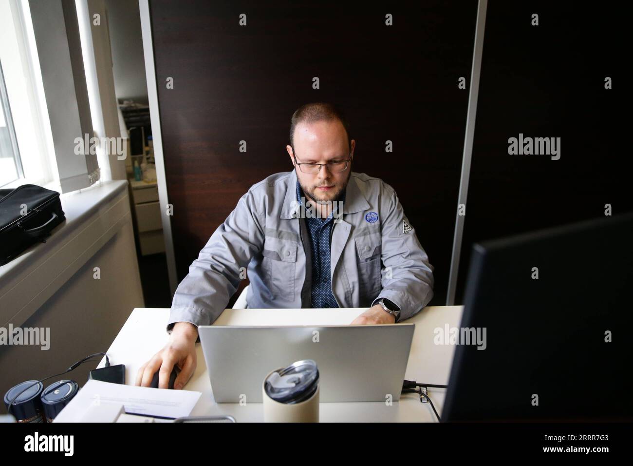 230511 -- BUDAPEST, 11 maggio 2023 -- Bartha Gyorgy Janos lavora presso China Railway Electrification Engineering Group Hungary Kft. A Budapest, Ungheria, 22 febbraio 2023. Bartha Gyorgy Janos lavora come vicedirettore d'ufficio presso China Railway Electrification Engineering Group Hungary Kft Ha aderito al progetto ferroviario Ungheria-Serbia nel gennaio 2020 come traduttore e interprete. Man mano che il lavoro si espande, Gyorgy ora guida un team di traduzione composto da cinque membri. Il lavoro di traduzione del progetto include molte conoscenze sulle specialità ferroviarie, che hanno fatto sentire Gyorgy soddisfatto. Il progetto può aiutare l'Ungheria b Foto Stock