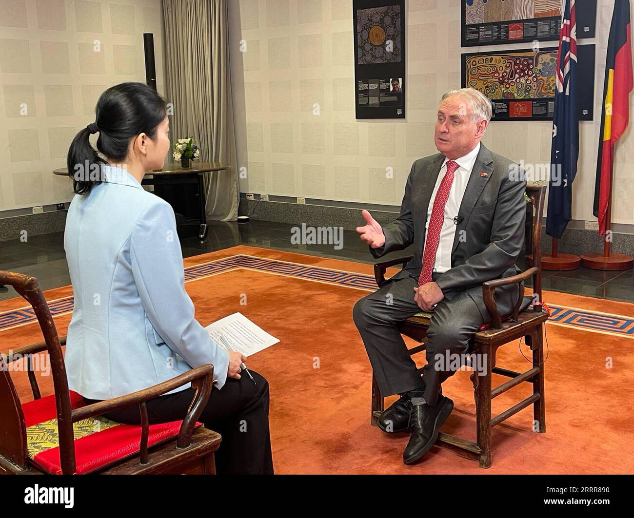 230514 -- PECHINO, 14 maggio 2023 -- in visita al ministro del commercio australiano Don Farrell riceve un'intervista con Xinhua all'ambasciata australiana in Cina a Pechino, capitale della Cina, 12 maggio 2023. Il Ministro del commercio cinese ha invitato l'Australia a compiere sforzi congiunti per espandere gli interessi comuni e ha esortato i due paesi ad affrontare le reciproche preoccupazioni sulla base dell'uguaglianza e del reciproco beneficio, secondo una dichiarazione del ministero del commercio di sabato. CINA-PECHINO-AUSTRALIA-MINISTRO DEL COMMERCIO-INTERVISTA XUXHAIJING PUBLICATIONXNOTXINXCHN Foto Stock