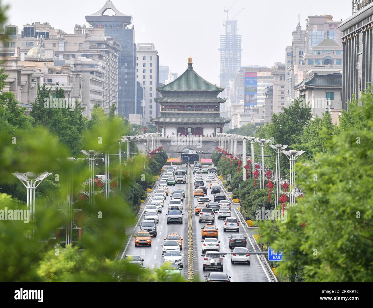 230516 -- XI AN, 16 maggio 2023 -- questa foto scattata il 15 maggio 2023 mostra una vista della torre campanaria a Xi An, nella provincia dello Shaanxi della Cina nord-occidentale. Il vertice Cina-Asia centrale si svolgerà a Xi An, la capitale della provincia cinese dello Shaanxi, il 18 e 19 maggio. CHINA-SHAANXI-XI AN-CHINA-CENTRAL ASIA SUMMIT-DAILY LIFE CN ZHANGXBOWEN PUBLICATIONXNOTXINXCHN Foto Stock