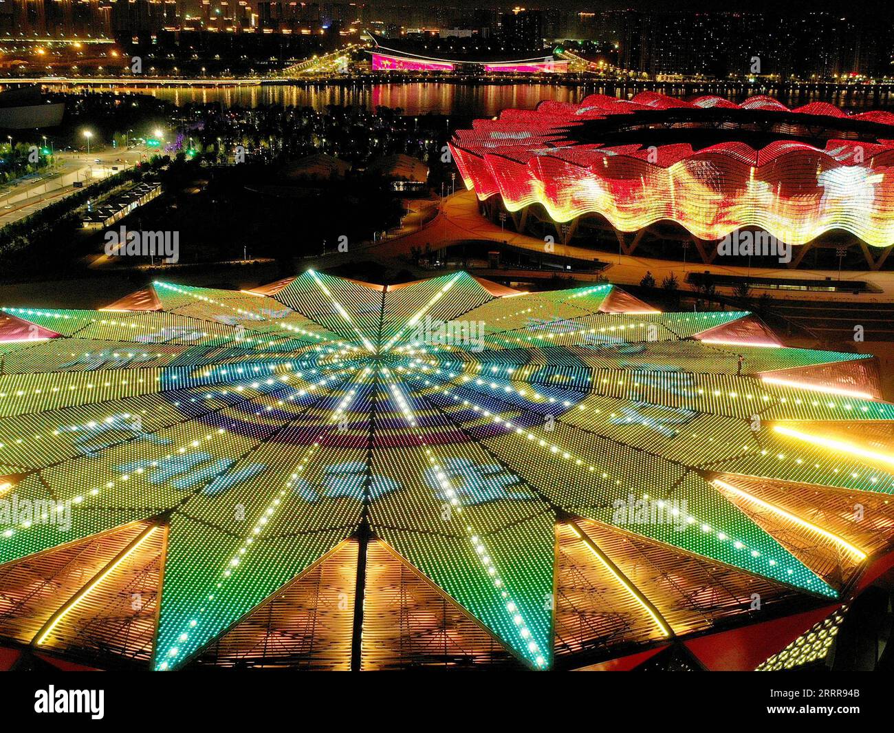 230516 -- XI AN, 16 maggio 2023 -- questa foto aerea scattata il 1° maggio 2023 mostra una vista notturna dell'Olympic Sports Center di Xi An, nella provincia dello Shaanxi della Cina nord-occidentale. Come capitale provinciale della provincia di Shaanxi della Cina nord-occidentale, Xi An, una città fondata più di 3.100 anni fa, servì come capitale per 13 dinastie nella storia cinese, tra cui Tang 618-907, quando la città era conosciuta come Chang An. Questo è anche il luogo in cui Zhang Qian iniziò il suo viaggio nelle regioni occidentali attraverso l'Asia centrale durante la dinastia Han occidentale 202 a.C.-25 d.C. con i suoi inviati. La spedizione pionieristica di Zhang ha aperto un Foto Stock