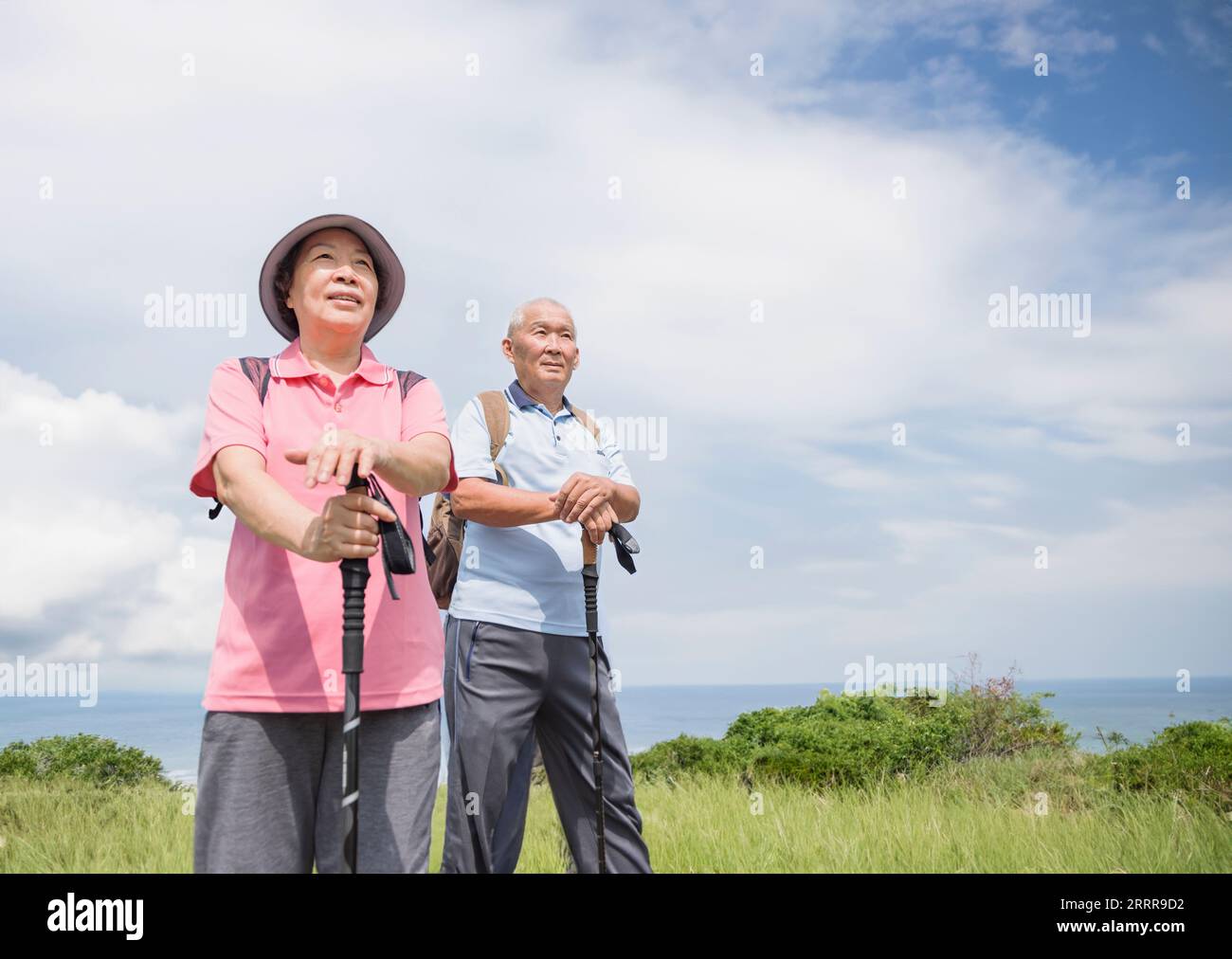 Coppia di anziani che fanno trekking insieme sulla montagna e sulla costa Foto Stock